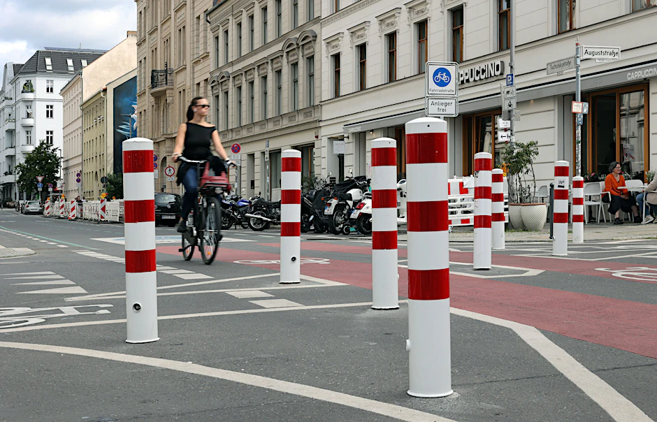 Poller werden nicht nur für die Berliner Verkehrsführung genutzt, sondern auch um Wiesen zu schützen.