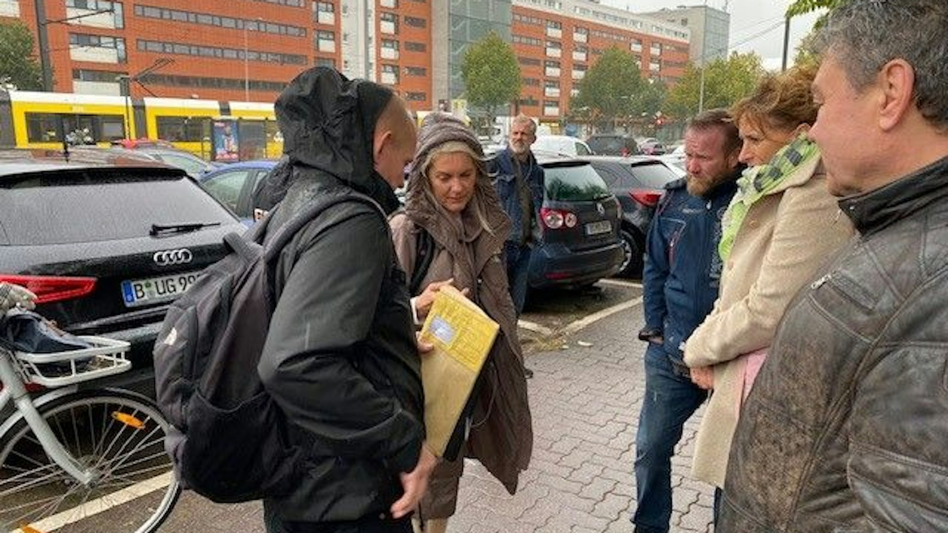 Gerichtsvollzieher sind seit 9 Uhr am SEZ, überreichen Vertretern des bisherigen SEZ-Eigentümers und der Objektmieterin den Beschluss zur Übernahme.