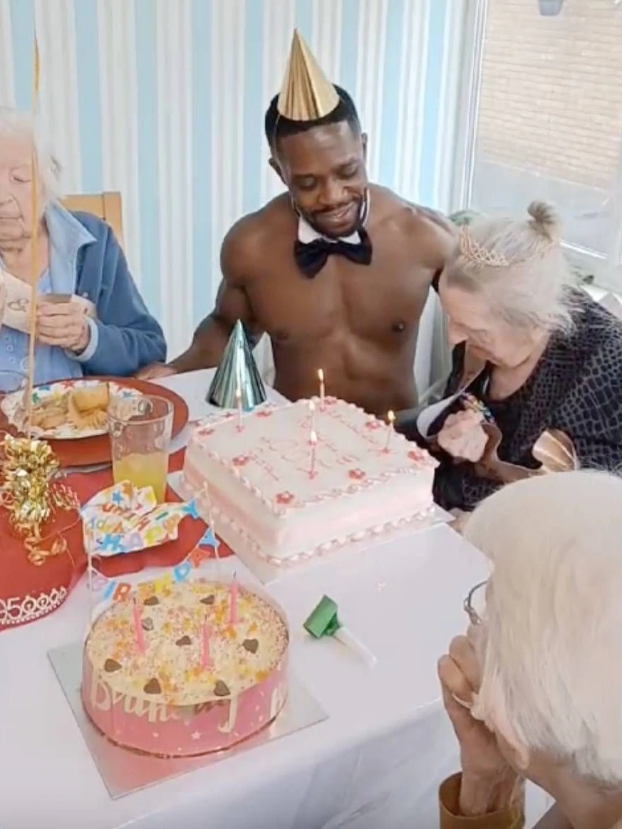 Auch beim Auspusten der Geburtstagskerzen von Margaret Cargan (100) durfte Stripper Chris helfen.
