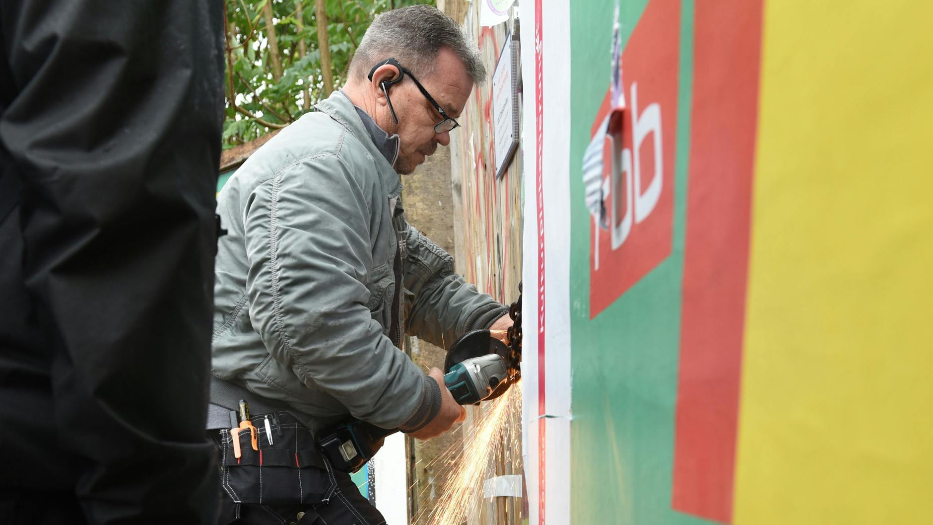 Ein Handwerker öffnete die Tür zum SEZ mit einer Flex.