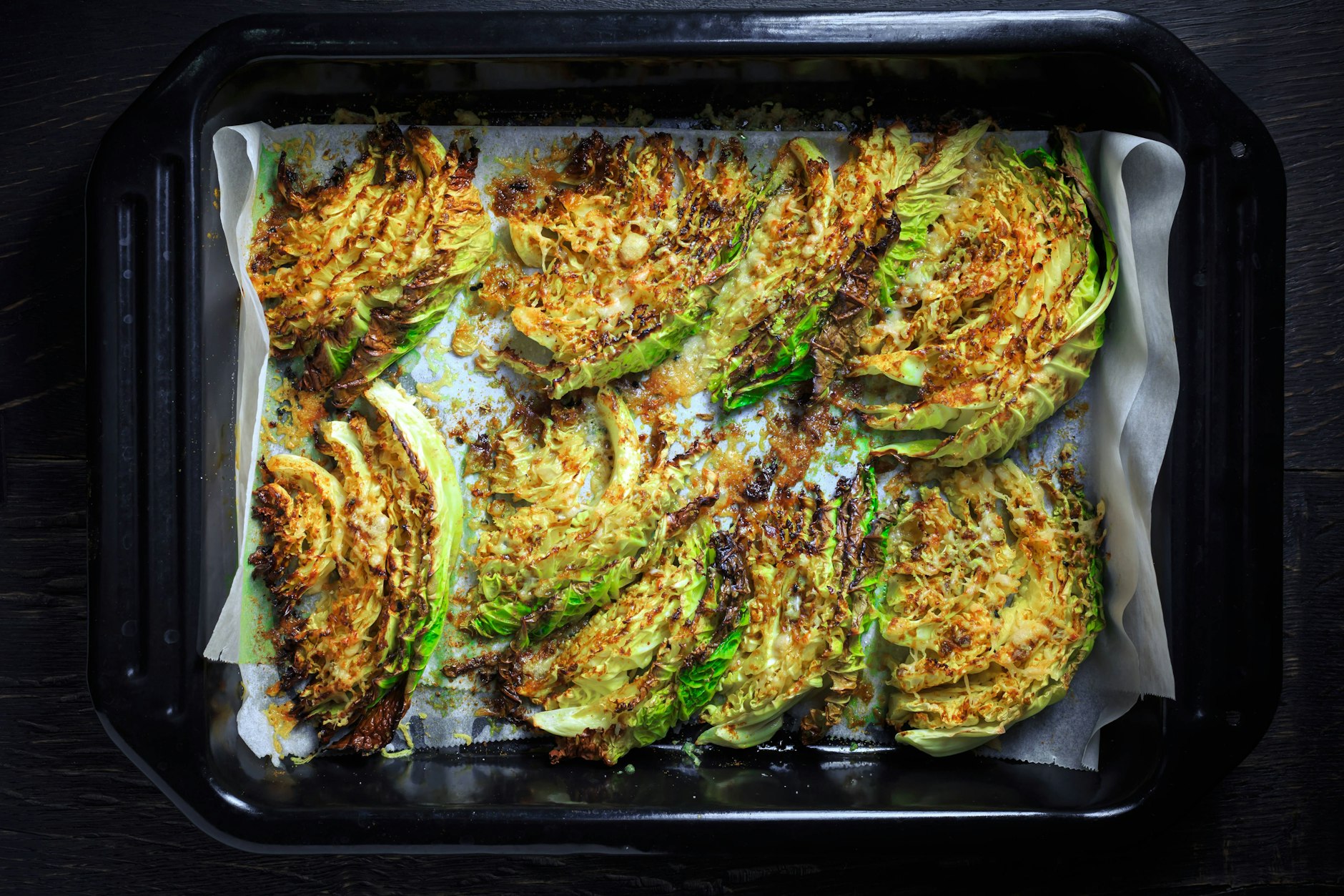 Einfach köstlich! In diesem Rezept wird Wirsing mit Parmesan und Knusper-Kruste blitzschnell zum leckeren Gemüse-Gericht aus dem Ofen.