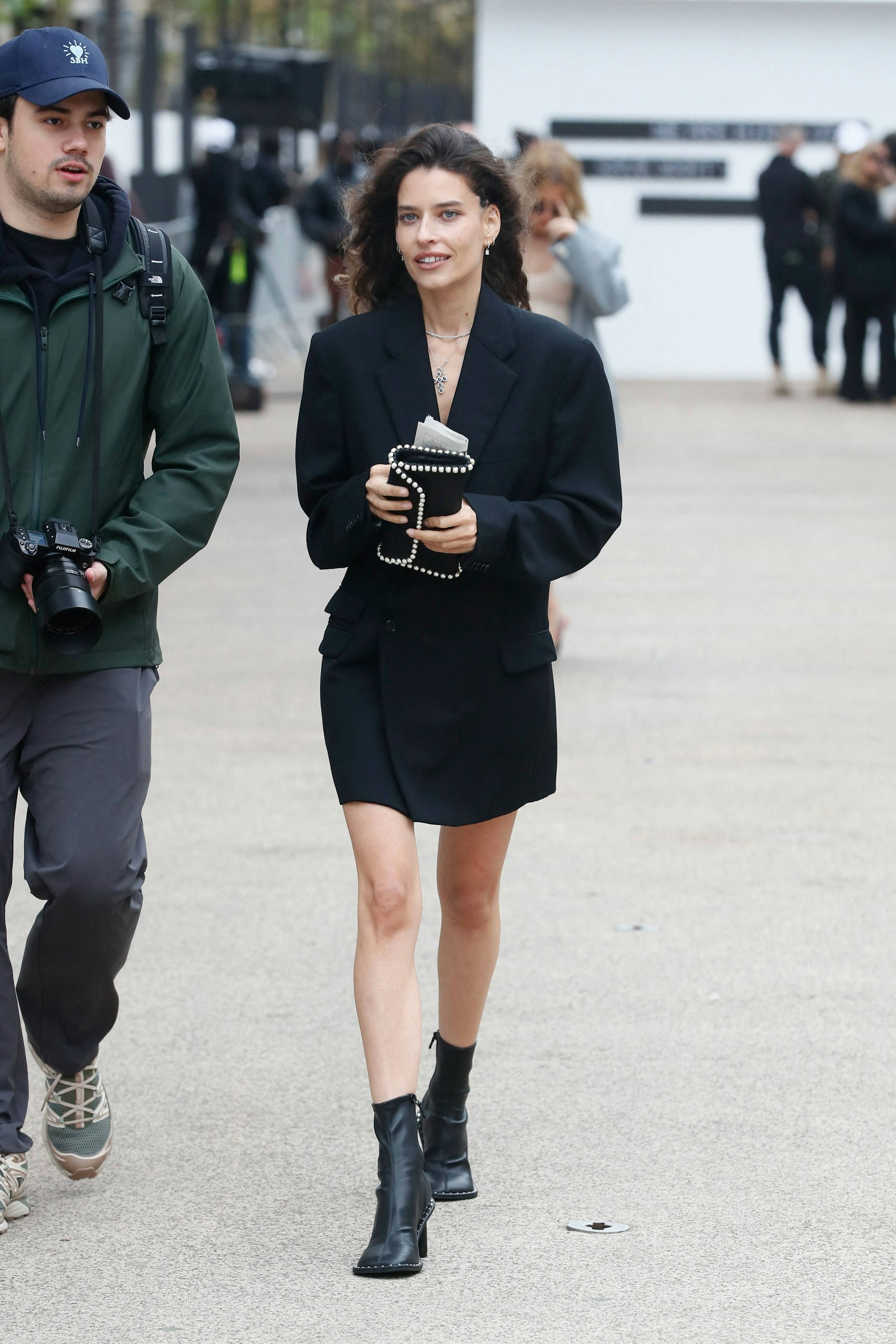 Der Blazer ist Basic und It-Piece zugleich. Auf der Paris Fashion Week wird er in unzähligen Varianten getragen; hier als Minikleid mit Tasche und Schuhen von Stella McCartney.