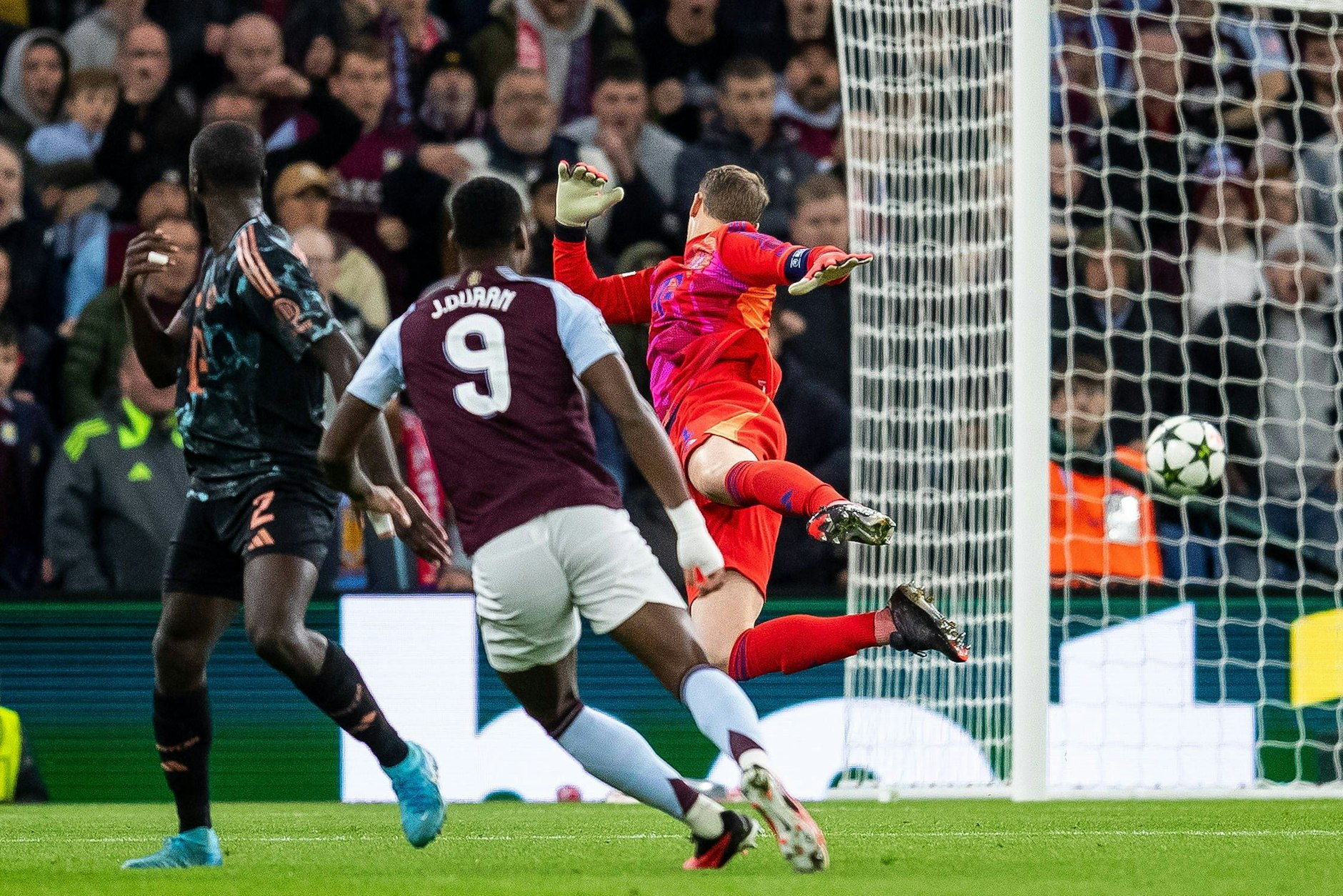 Joker Duran überlistet Bayern-Keeper Neuer.