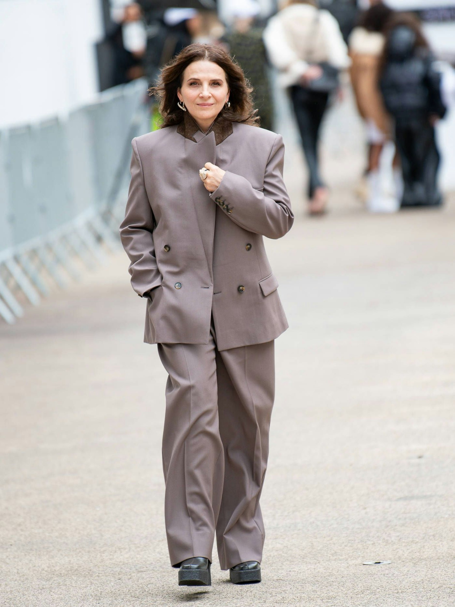 Juliette Binoche, zur Stella McCartney-Show eilend. Zwar ist ihr Look nicht der einer typischen Parisienne, jedoch trägt sie keine Handtasche, und das wiederum ist das Zeichen maximaler Unabhängigkeit.&nbsp;