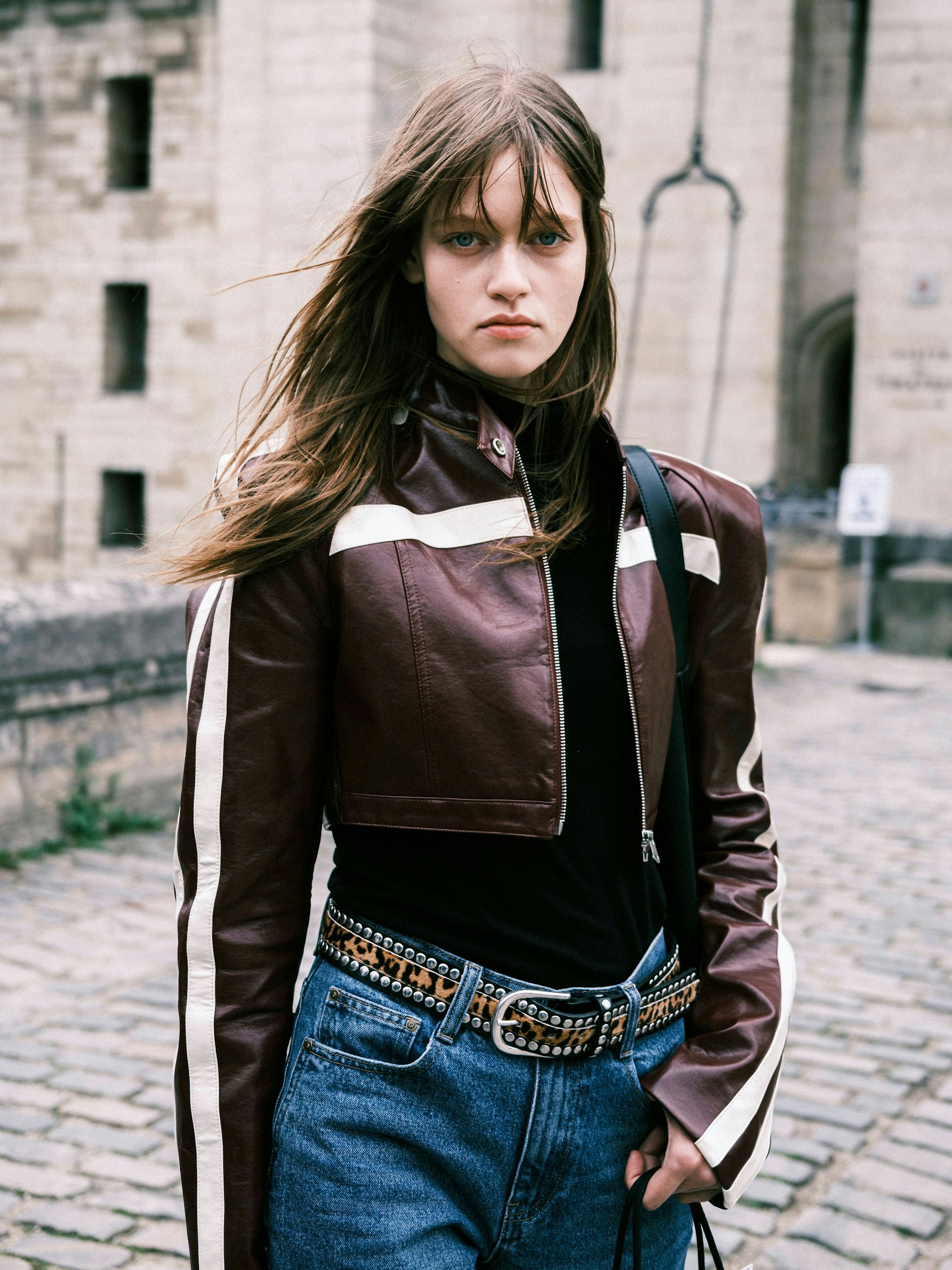 Die Französinnen peppen ihre Jeans oft mit ausgefallenen Gürteln auf, die gerne Vintage sein können.