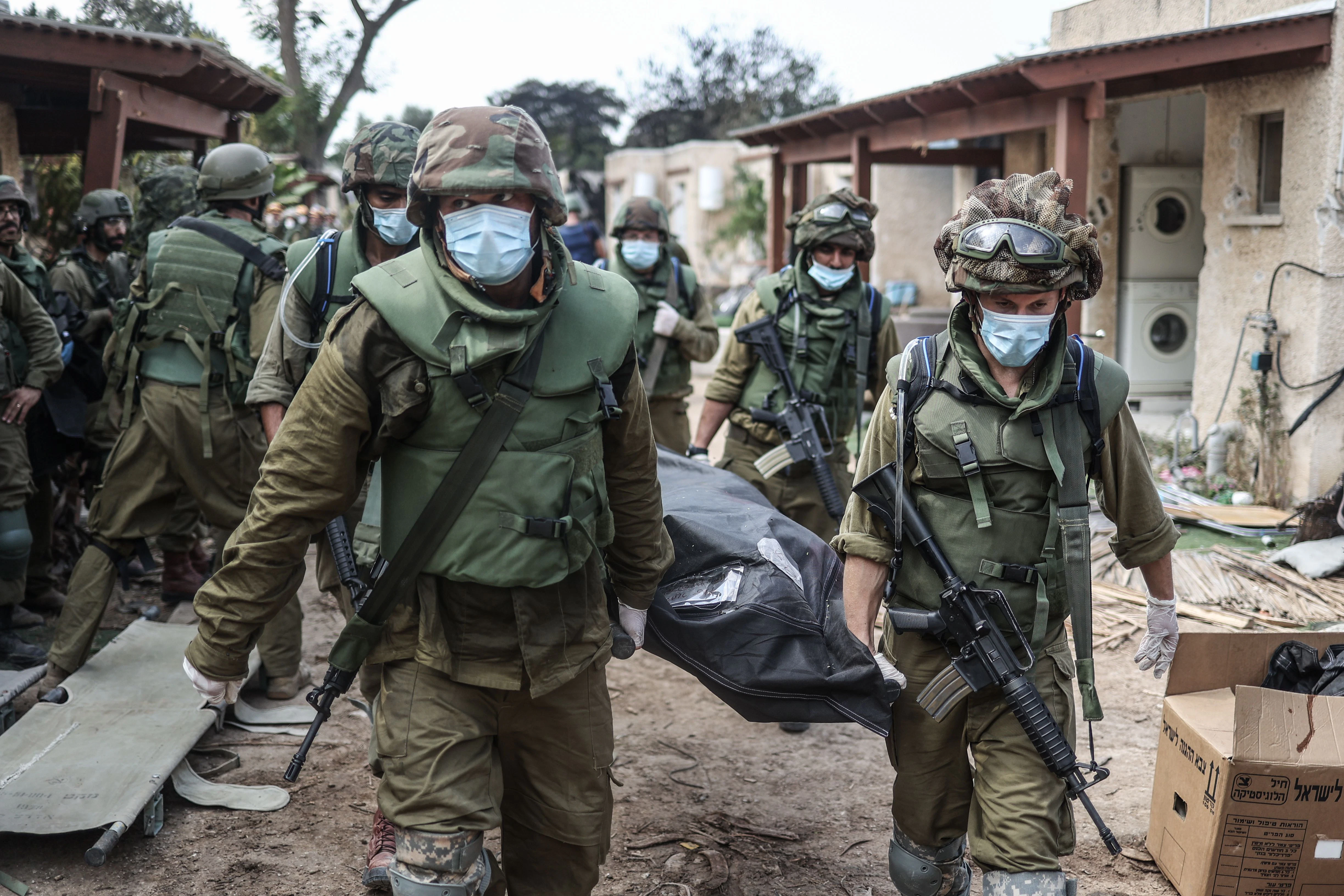 Israelische Streitkräfte bergen die Leichen der Bewohner nach dem Angriff der Hamas auf israelische Ortschaften am 7. Oktober 2023.
