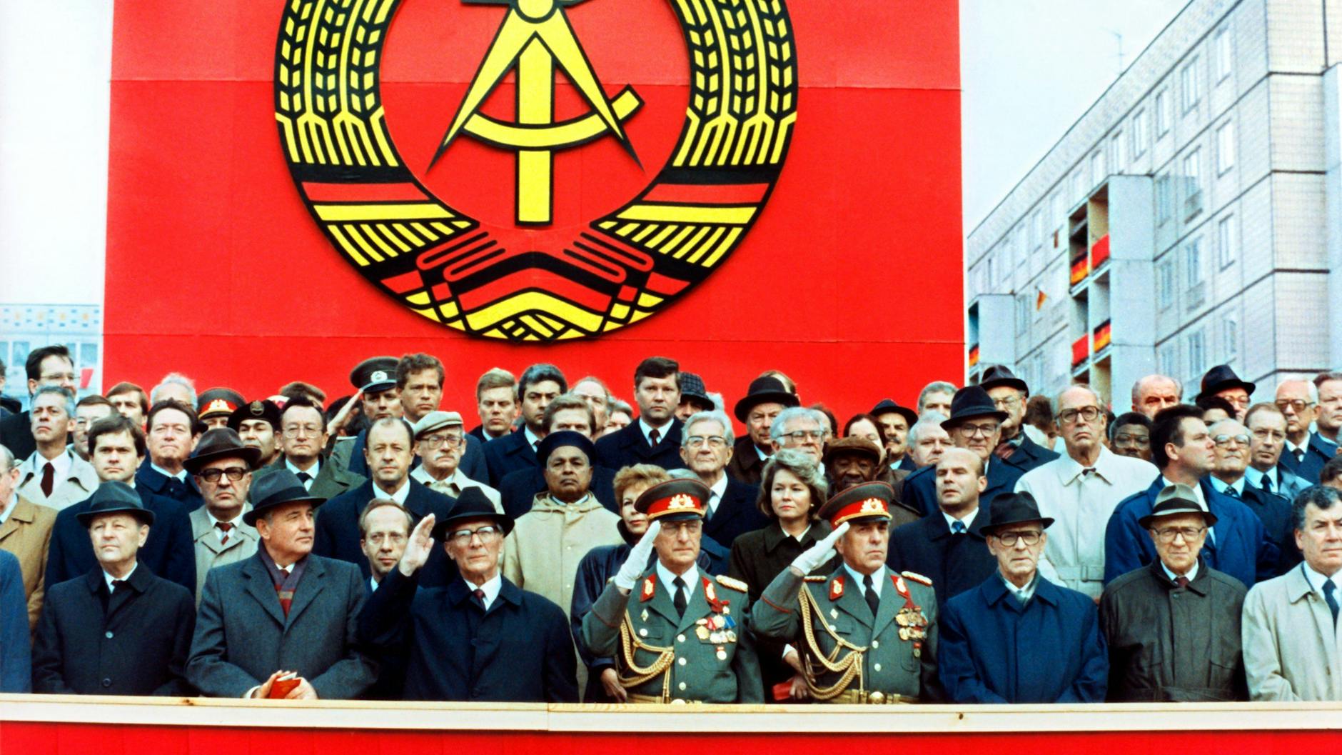 Der 40. und letzte DDR-Geburtstag am 7. Oktober 1989: Auf einer Ehrentribüne auf der Karl-Marx-Allee steht Erich Honecker neben dem sowjetischen Staatschef Michail Gorbatschow und nimmt die Militärparade ab.
