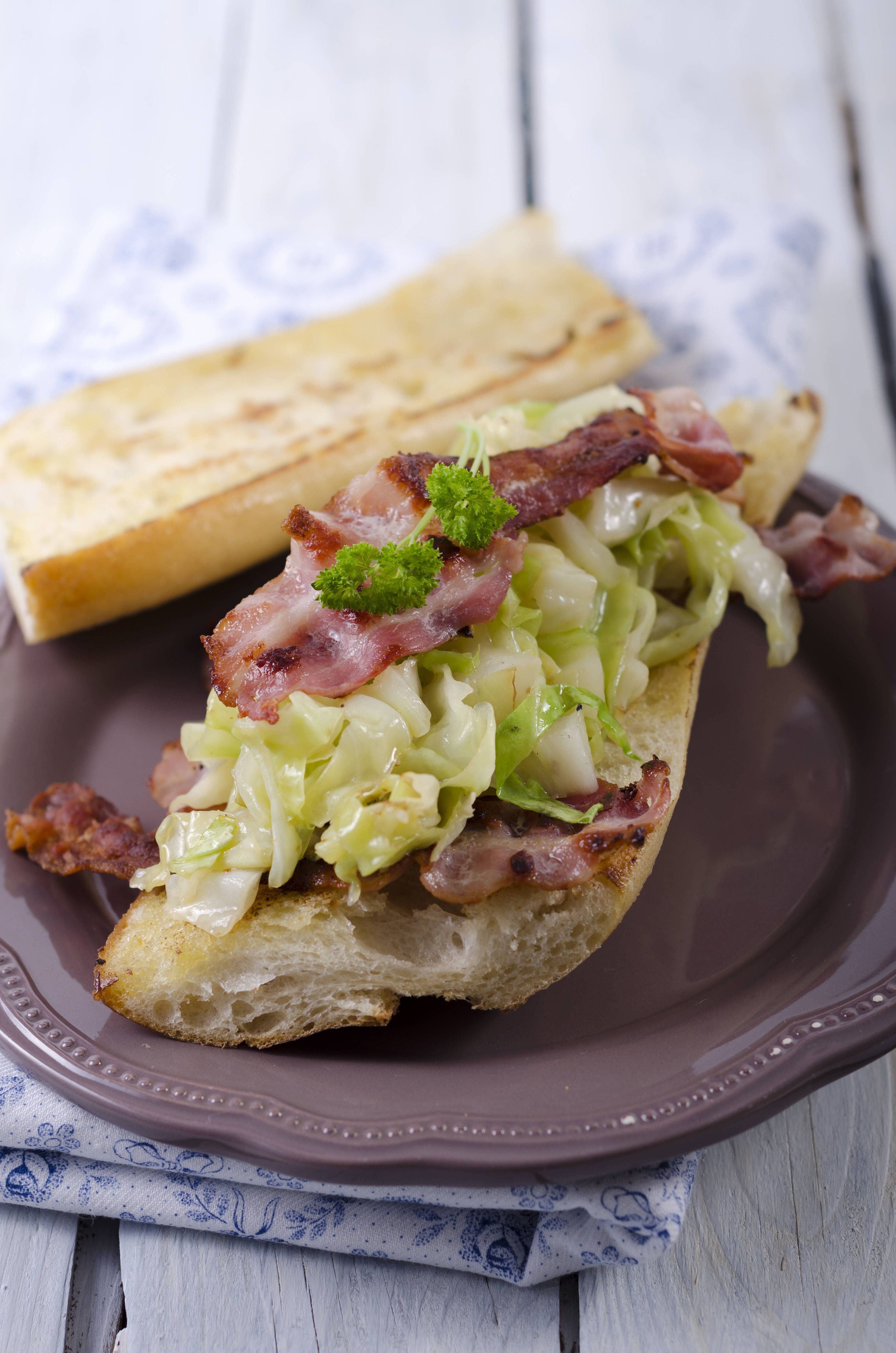 Rezept für Knoblauchbrot mit Speck und Spitzkohl: Rustikaler Genuss