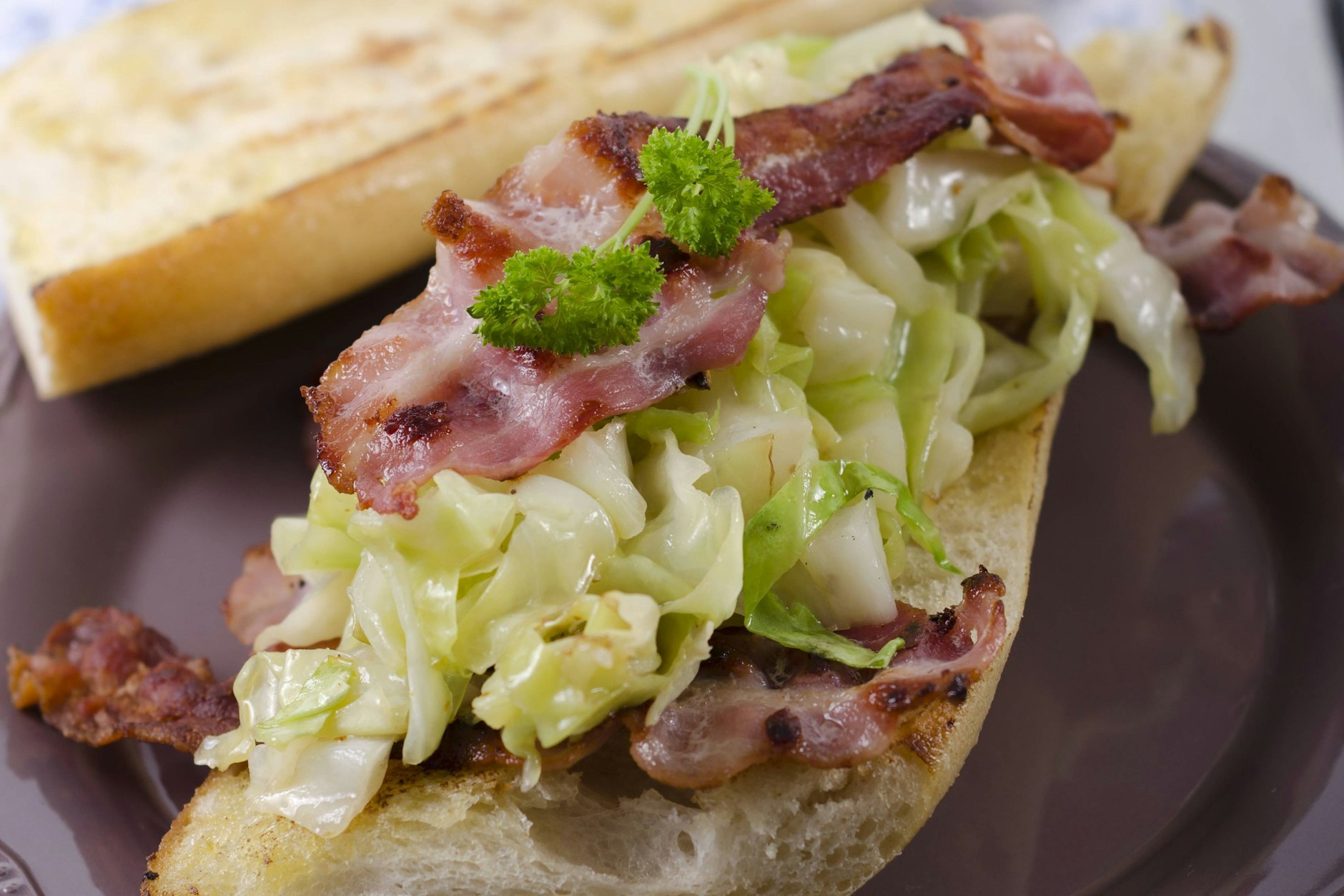 Das Rezept für Knoblauchbrot mit Speck und Spitzkohl ist einfach aber genial.