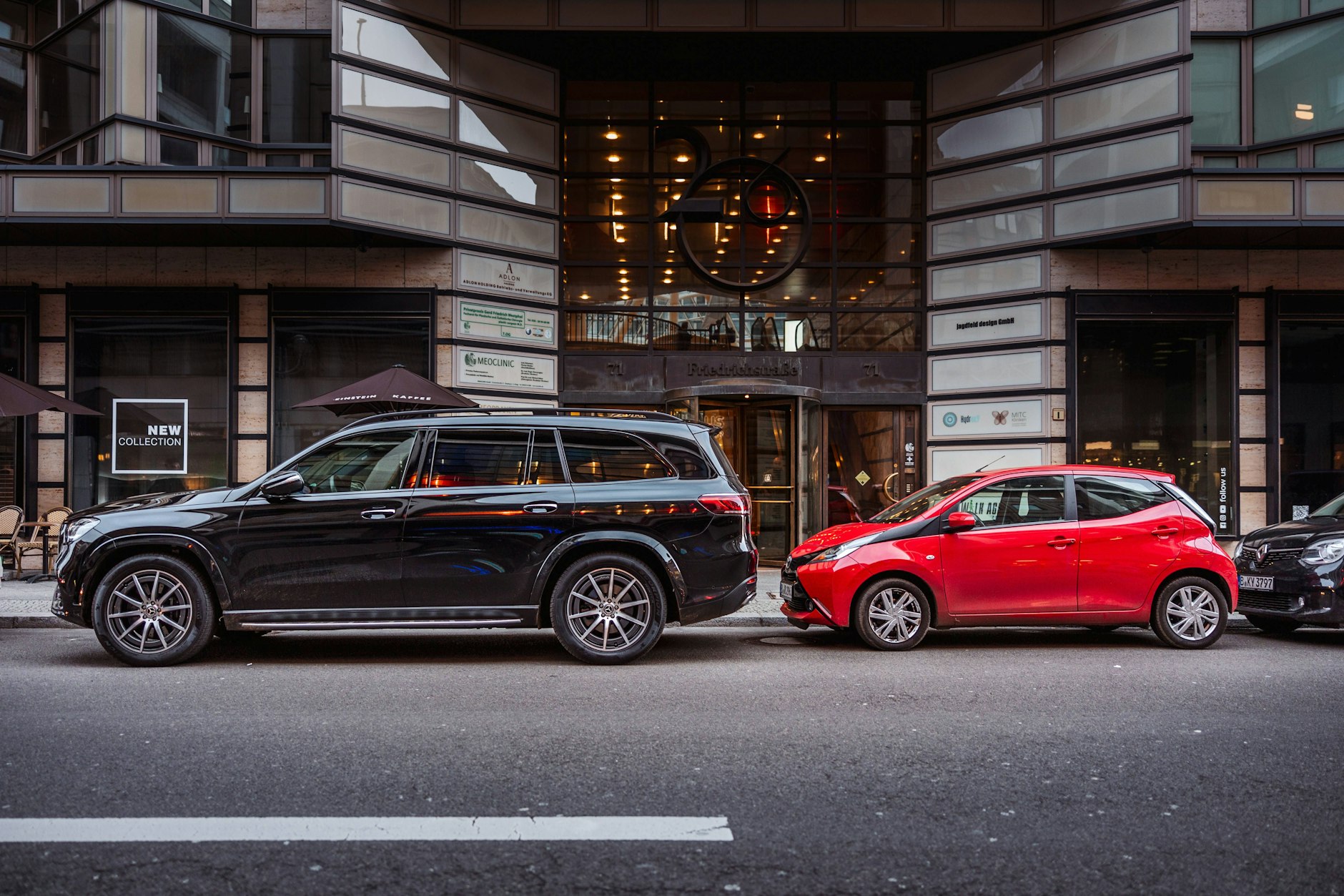 Ein schwerer SUV neben einem Kleinwagen. Autofahren wird in Berlin und Brandenburg immer teurer.
