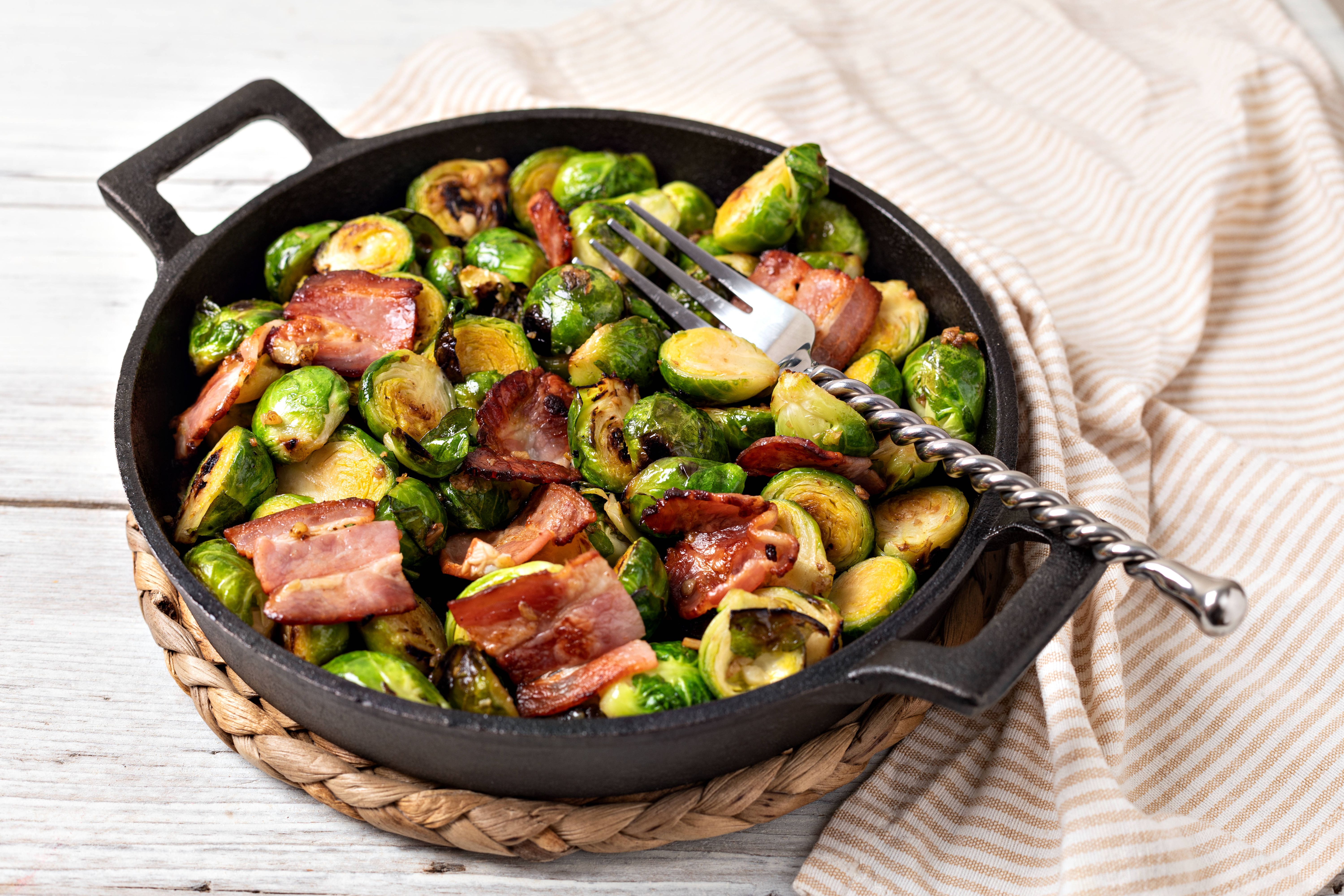 Rezept für Rosenkohl mit Schinken aus der Pfanne: schnelles Herbst-Gericht!