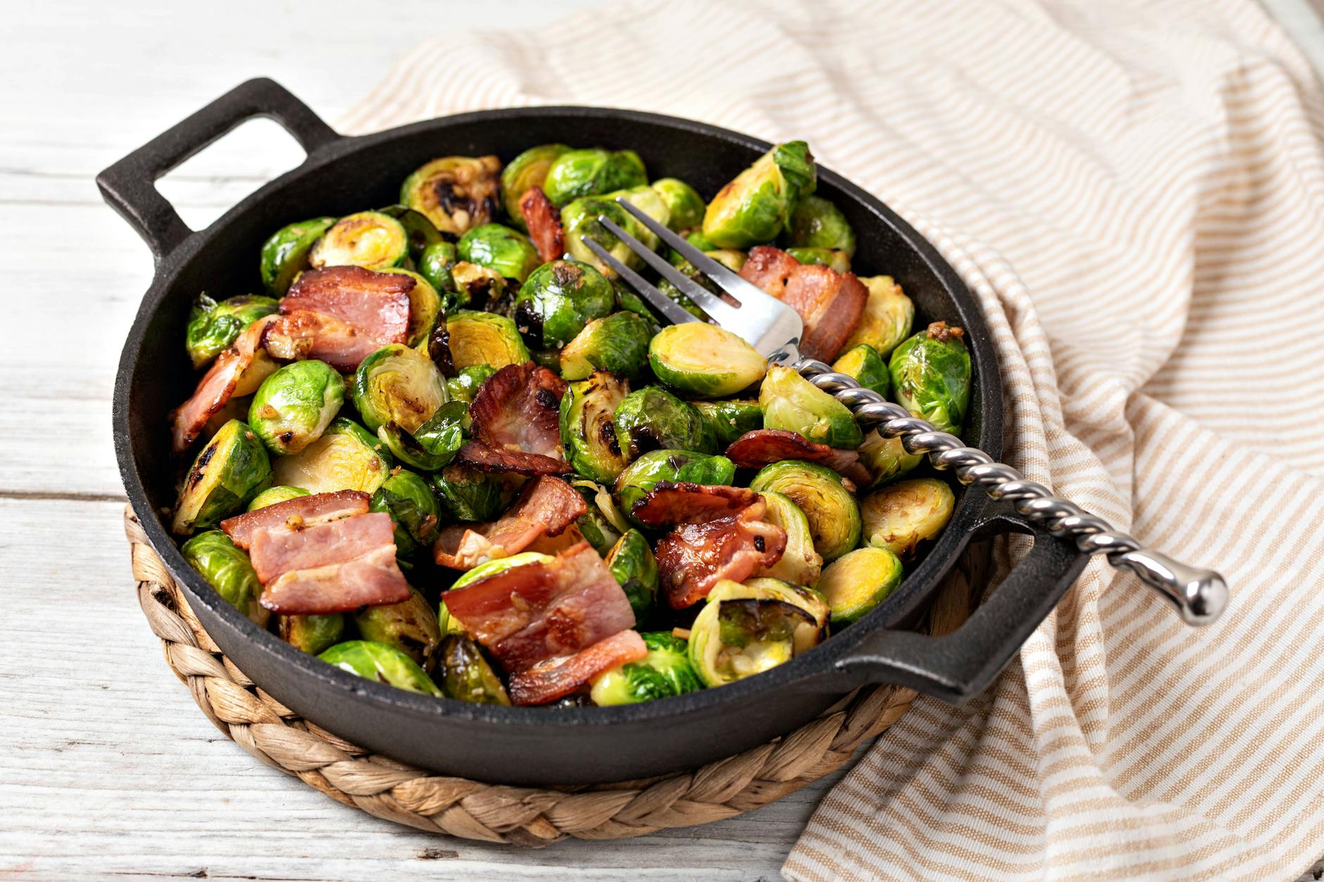 Dieses Rezept für Rosenkohl mit Schinken aus der Pfanne passt perfekt in den Herbst.