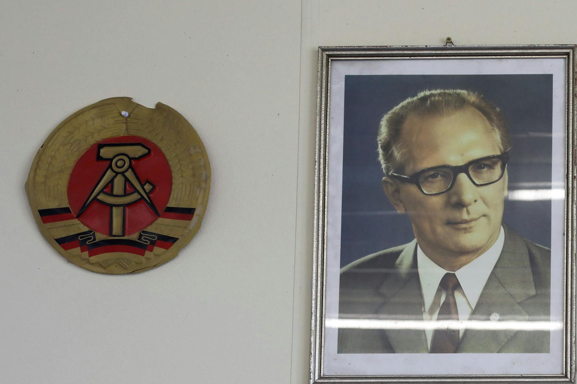 Das DDR-Emblem und Honecker-Bild: So sah es in vielen Büros im SED-Staat aus. 