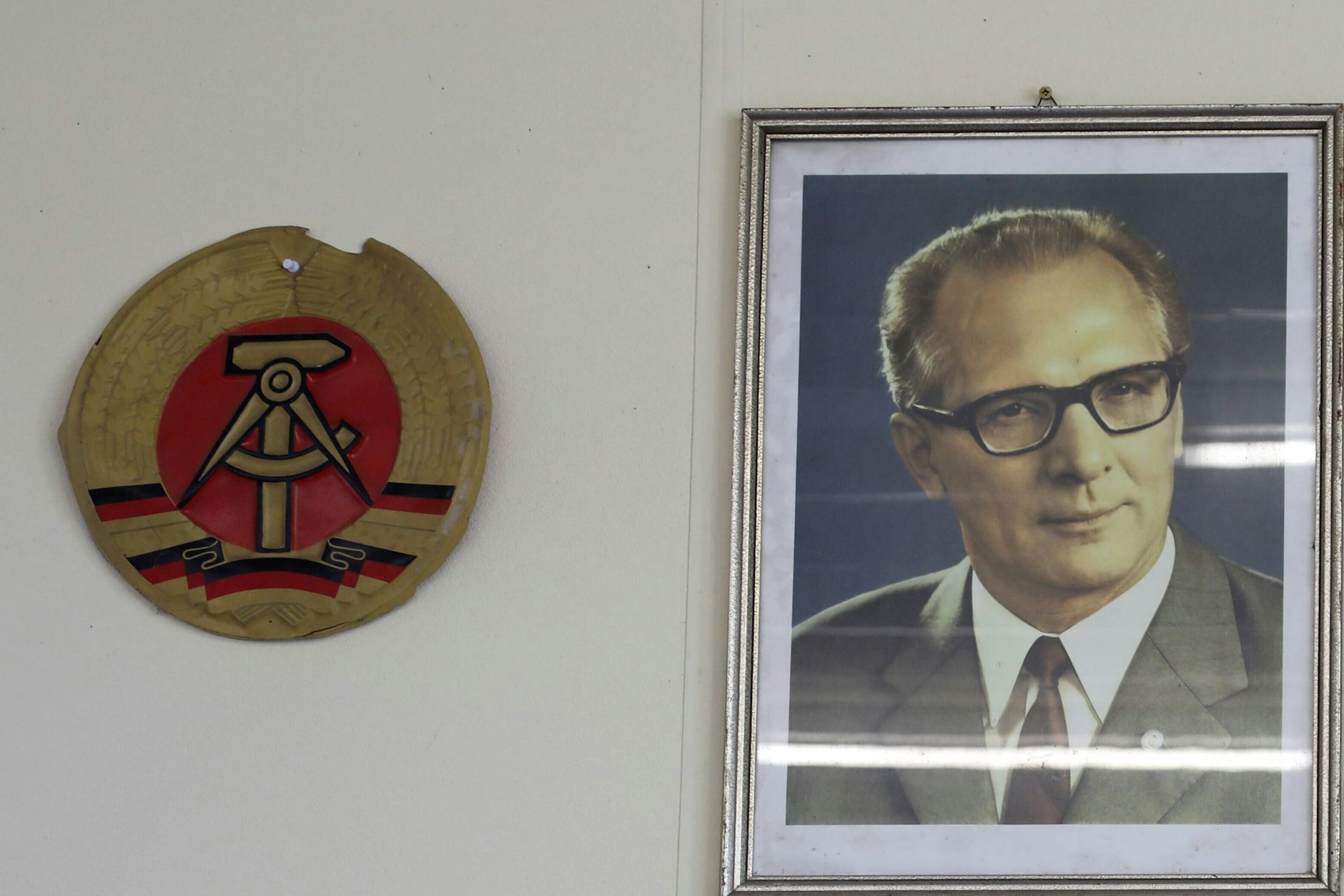 Das DDR-Emblem und Honecker-Bild: So sah es in vielen Büros im SED-Staat aus.&nbsp;