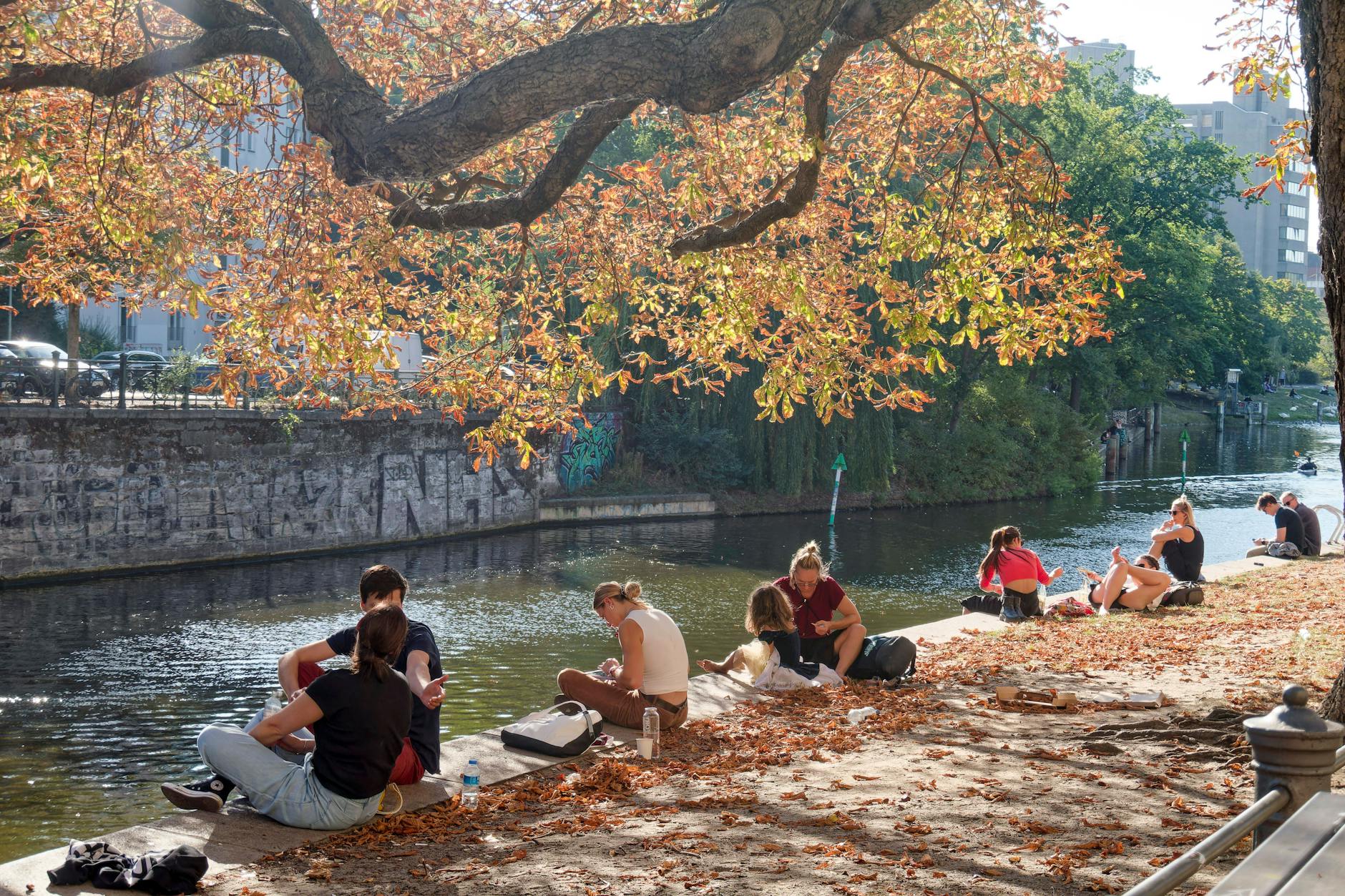 Berlin erleben: Ob bei einem Spaziergang durch die bunten Straßenmärkte oder beim Chillen am Landwehrkanal in Kreuzberg! 