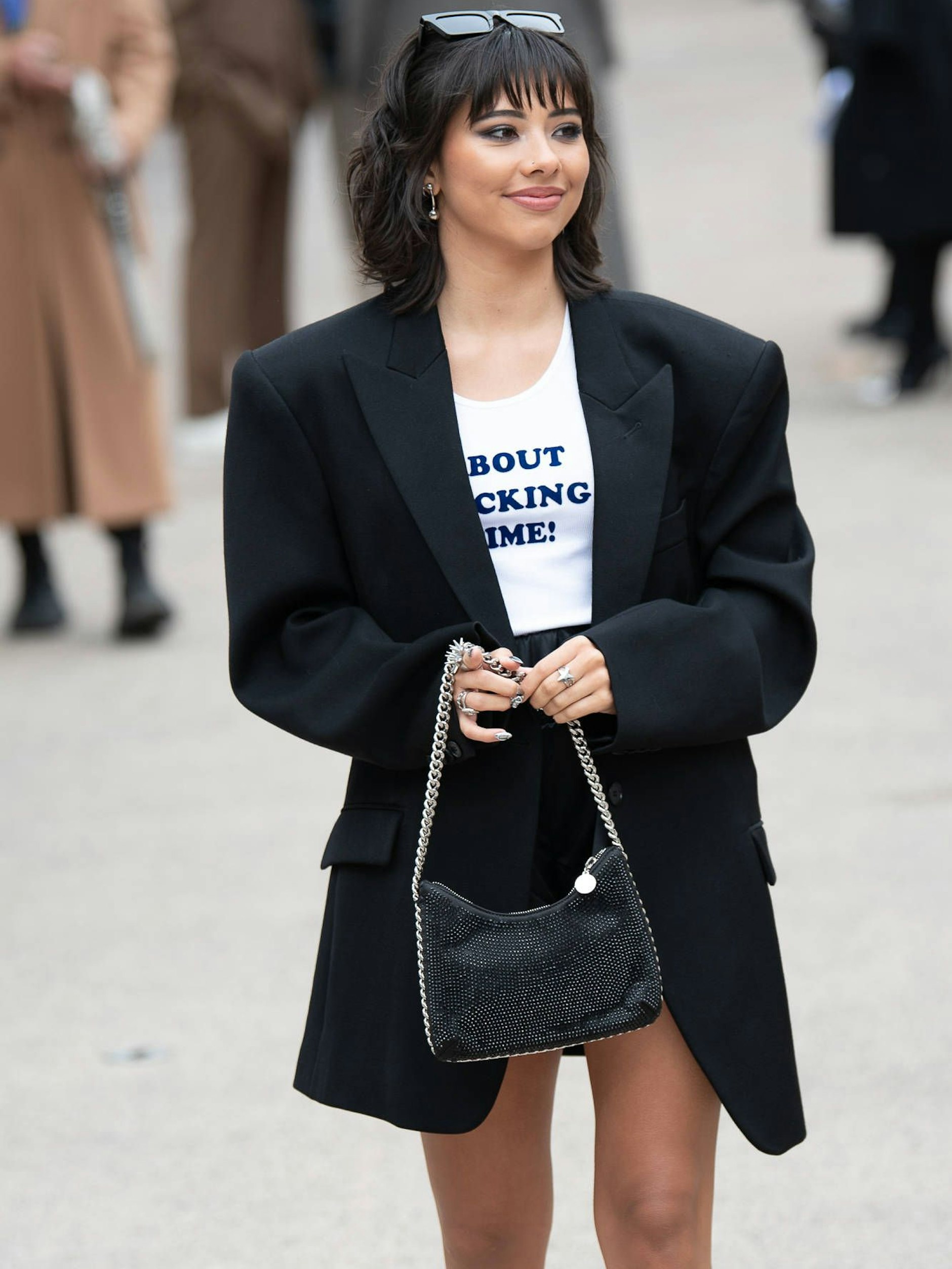 Die Schauspielerin Xochitl Gomez in einem Oversized-Exemplar. Ebenfalls von Stella McCartney.