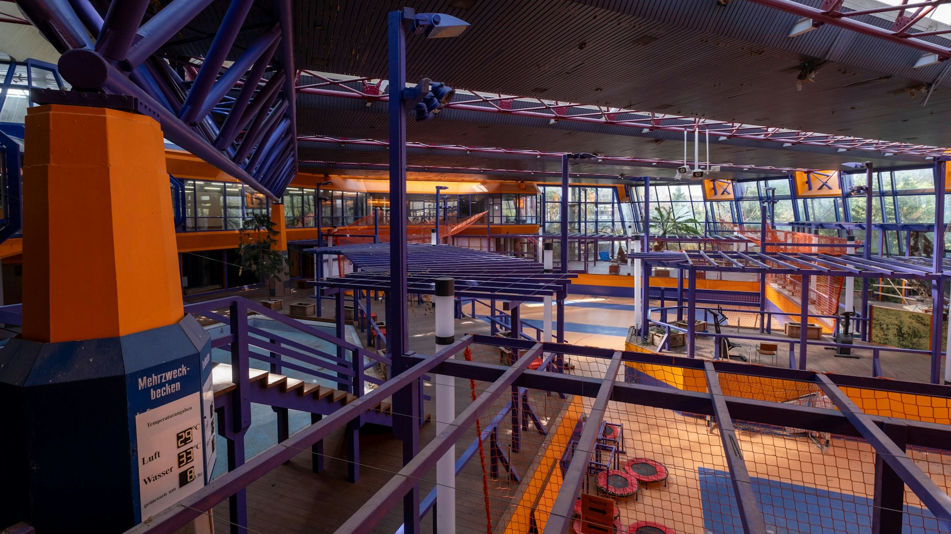 Das einstige Spaßbad mit leeren Becken: Im Innern wirkt das SEZ intakt.