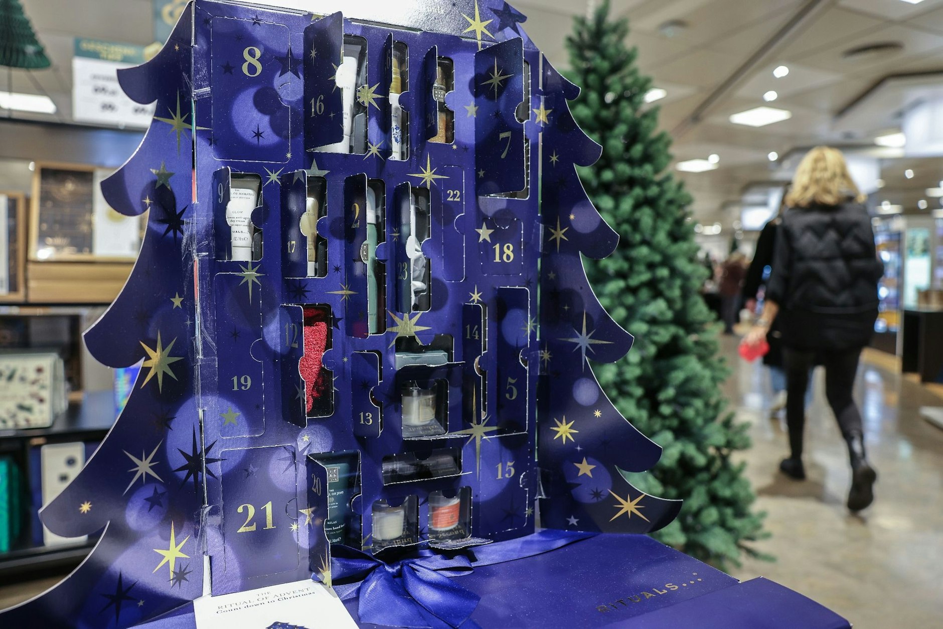 Ein Adventskalender mit Pflegeprodukten steht in einem Kaufhaus. Foto: 