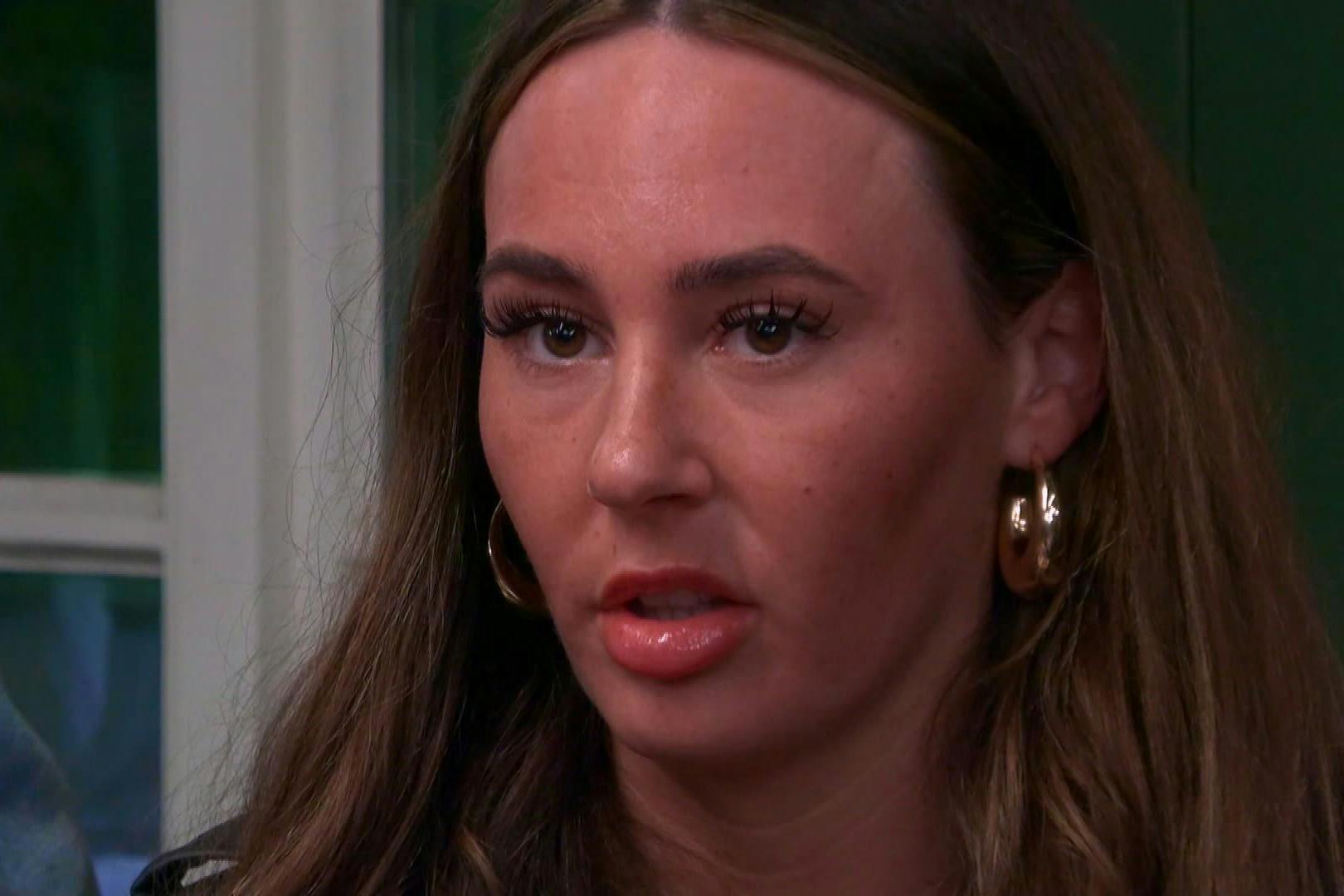 Alessia Herren droht Tessa Bergemeier im „Sommerhaus der Stars“.