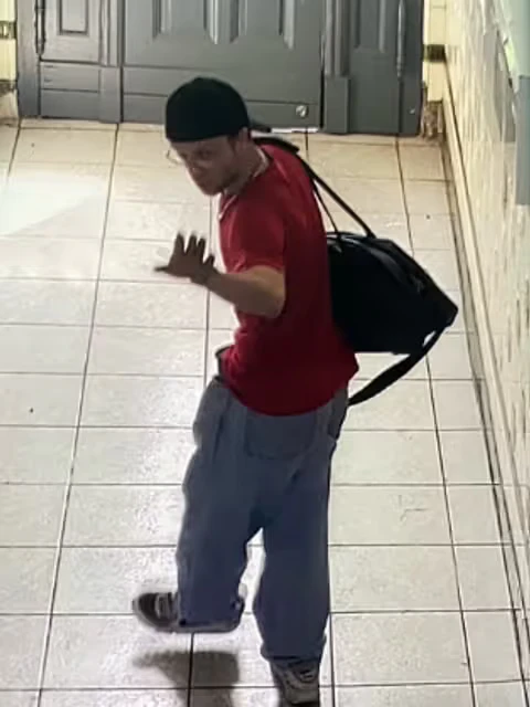 Die Polizei fragt: Wer kann Hinweise zu diesem Mann geben?