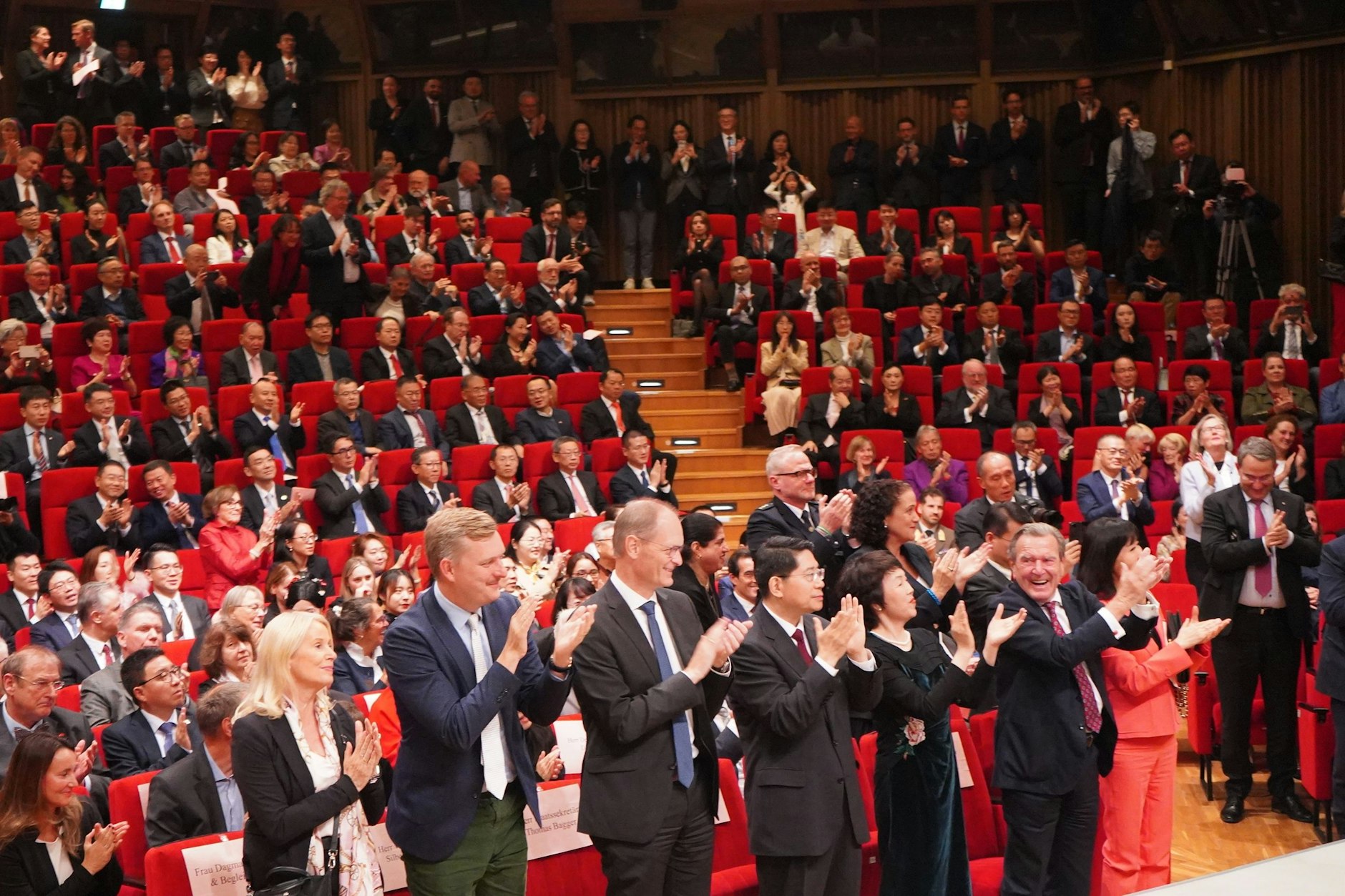 Gäste des Empfangs aus Anlass der Gründung der Volksrepublik China vor 75 Jahren in der chinesischen Botschaft in Berlin. Zu sehen (Mitte unten): S.E. Deng Hongbo, der Botschafter Chinas in Deutschland, und (links davon) Thomas Bagger, Staatssekretär des Auswärtigen Amtes.