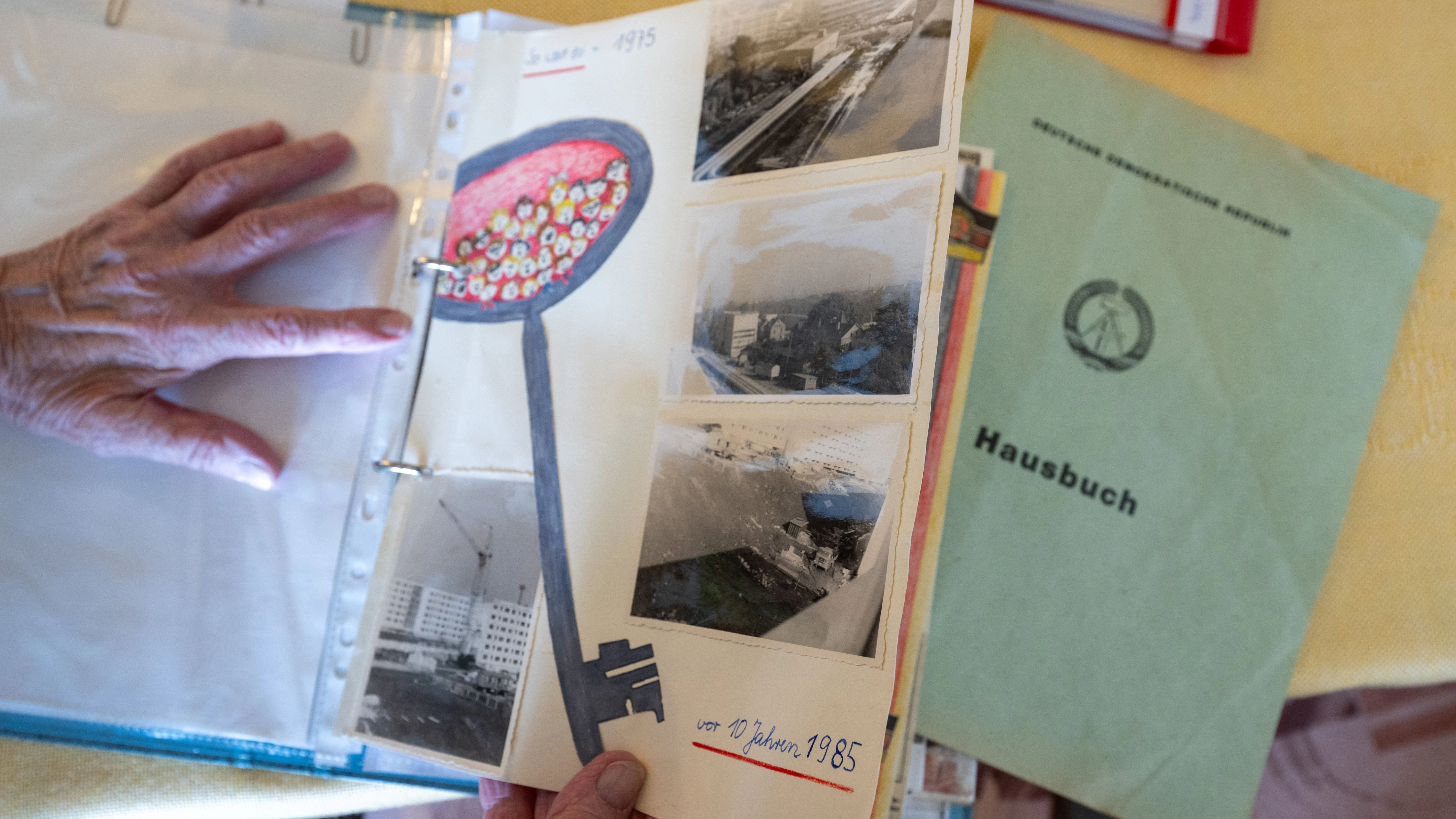 Christine Hartmann hat noch alles aufgehoben: Hausbuch und Gedenkseiten von der Baustelle.&nbsp;