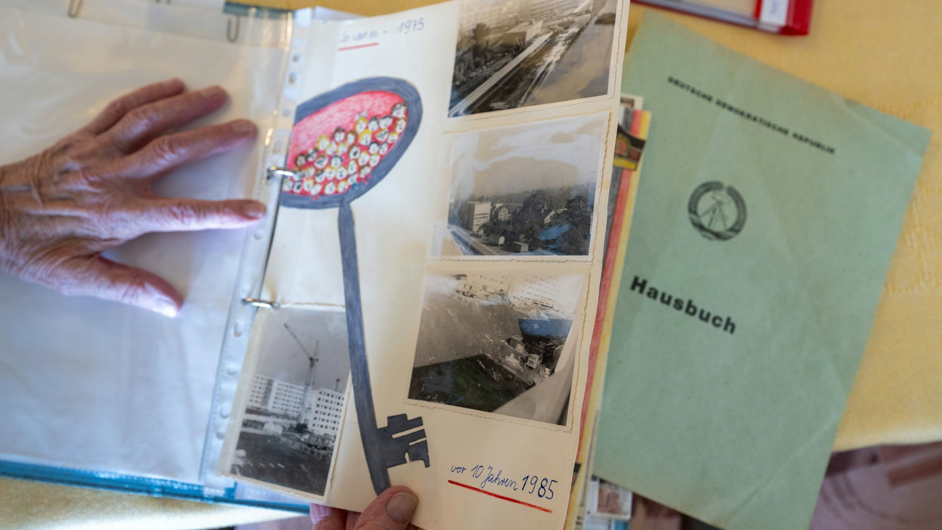 Christine Hartmann hat noch alles aufgehoben: Hausbuch und Gedenkseiten von der Baustelle. 