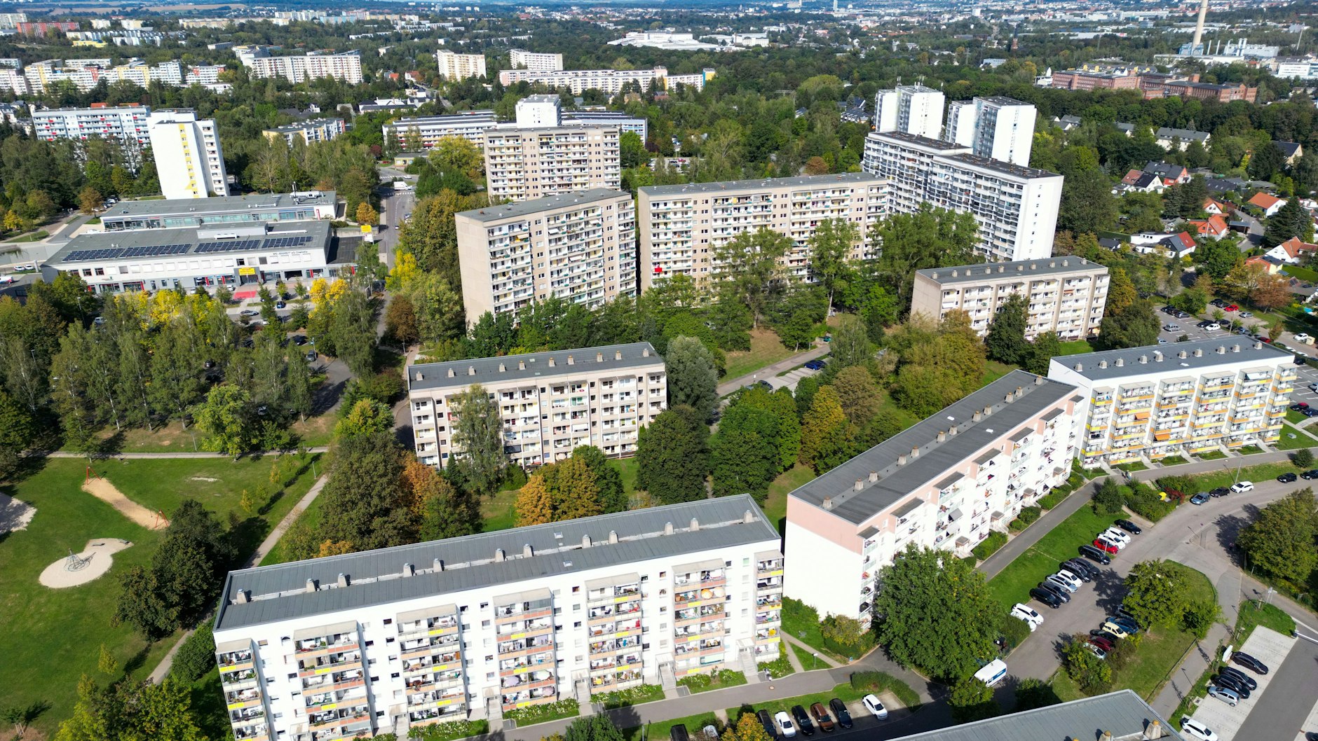 Am 5. Oktober 1974 wurde der Grundstein für das Wohngebiet „Fritz Heckert“ im damaligen Karl-Marx-Stadt gelegt. In acht Baugebieten wurden 943 Gebäude errichtet. 