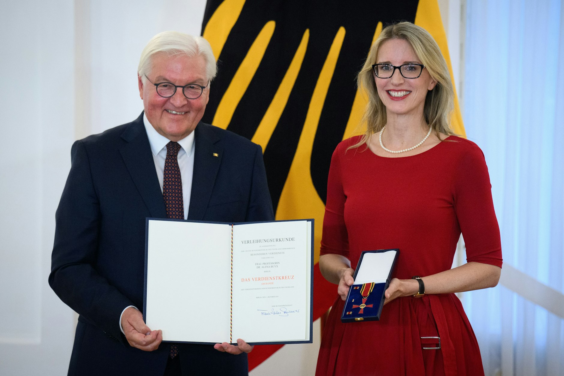 Alena Buyx wurde von Bundespräsident Frank-Walter Steinmeier am 1. Oktober der Verdienstorden der Bundesrepublik Deutschland verliehen.
