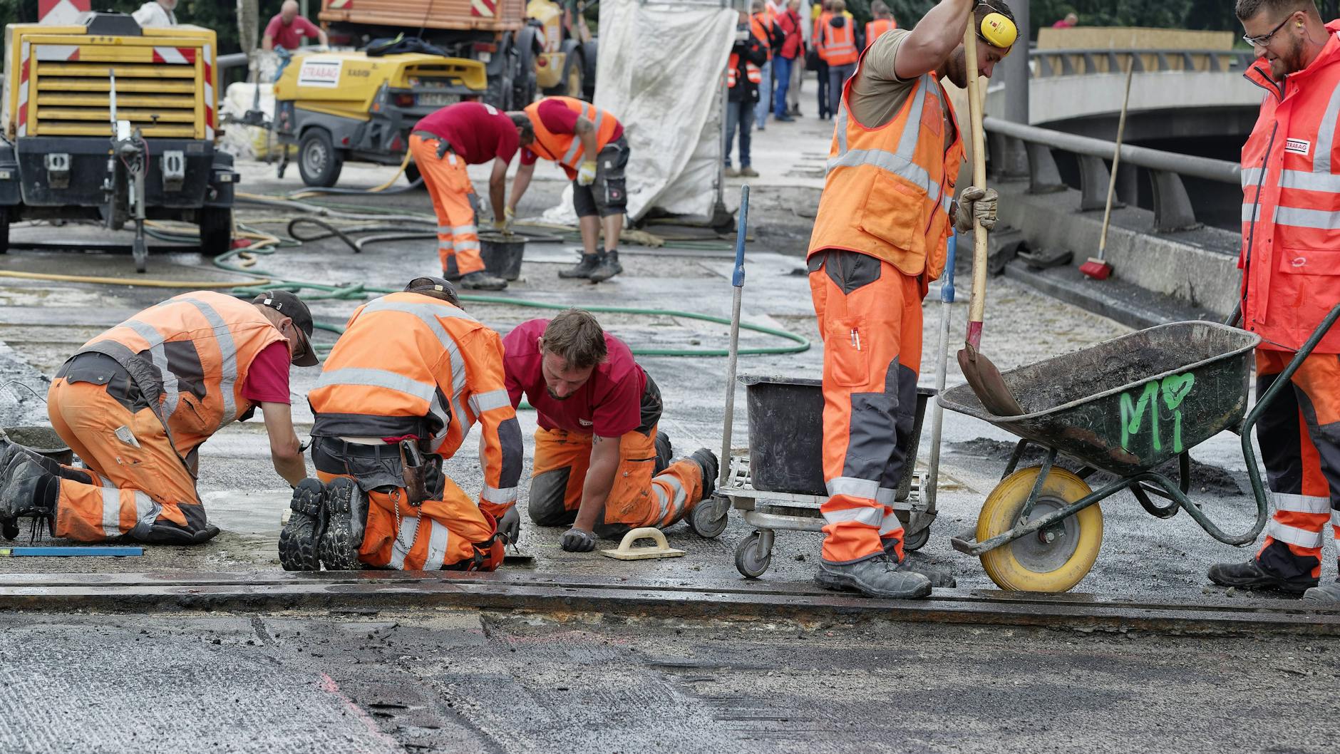 Fahrbahnsanierung der Berliner Stadtautobahn, auf der A115 kommt es für zwei Jahre zu Einschränkungen. 