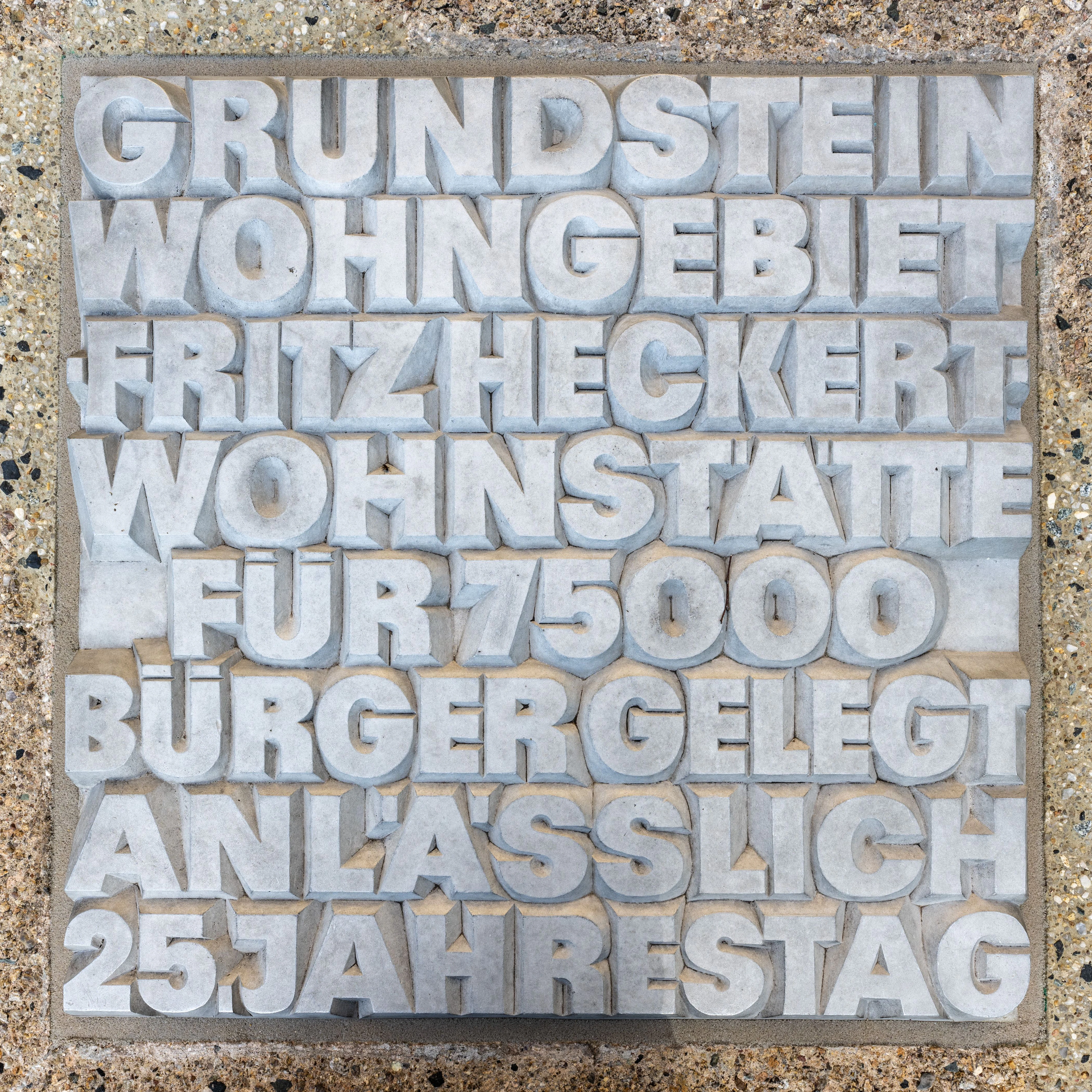 Auf dem Grundstein für das Wohngebiet ist zu lesen: „Grundstein Wohngebiet Fritz Heckert Wohnstätte für 75000 Bürger. Gelegt anlässlich 25. Jahrestag“.&nbsp;&nbsp;