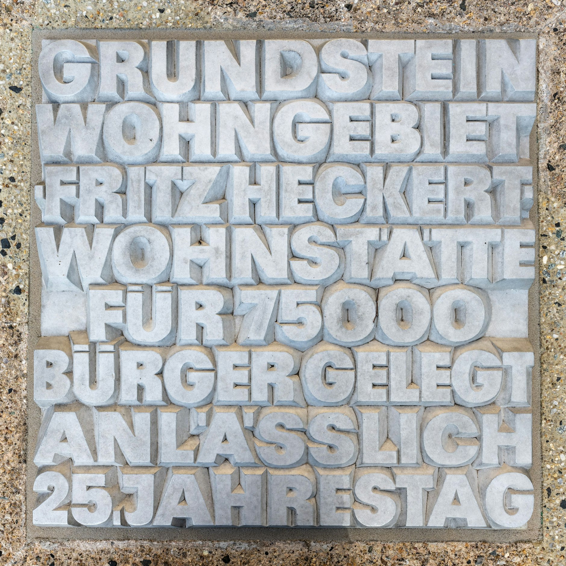 Auf dem Grundstein für das Wohngebiet ist zu lesen: „Grundstein Wohngebiet Fritz Heckert Wohnstätte für 75000 Bürger. Gelegt anlässlich 25. Jahrestag“. 