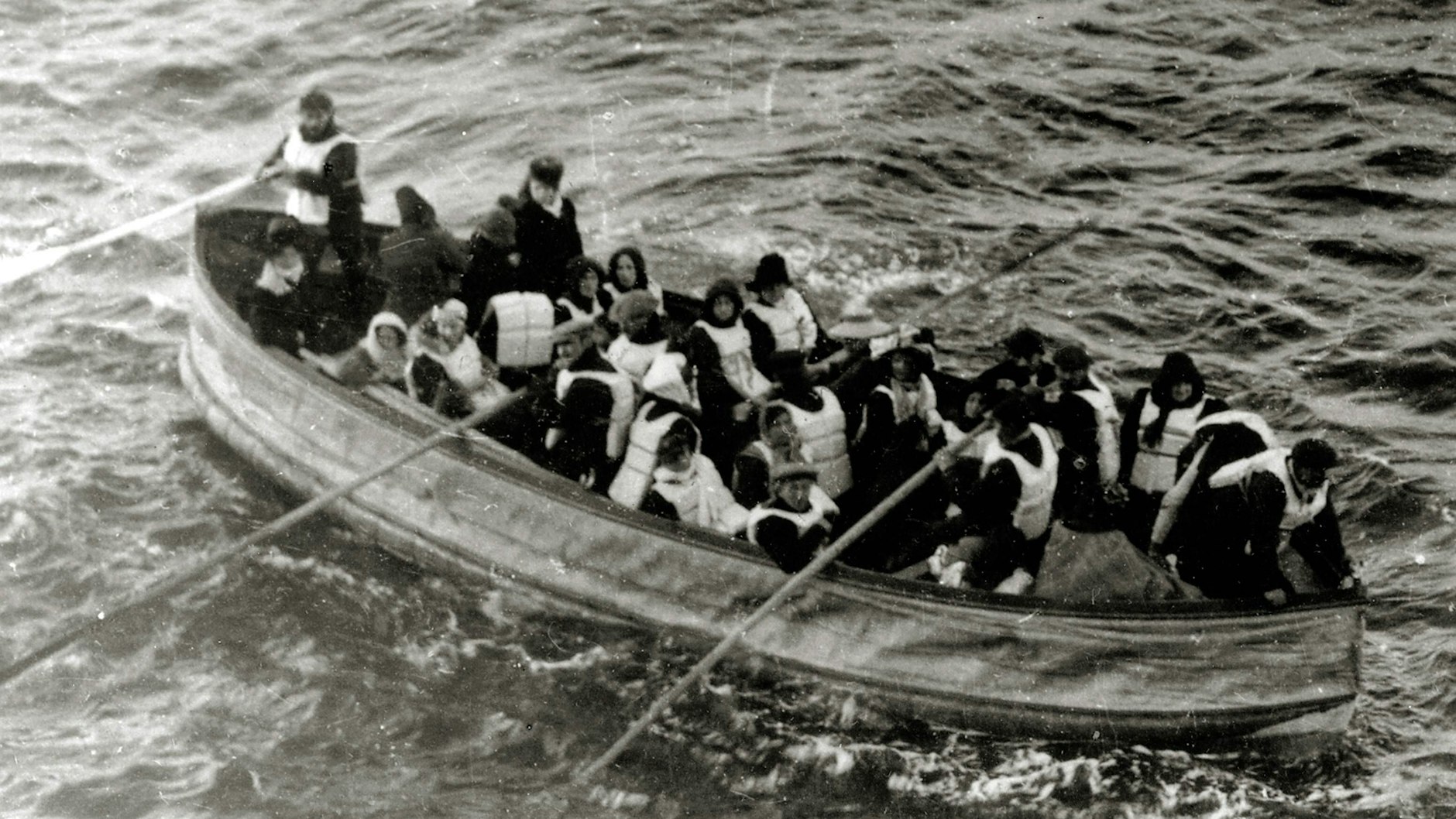 Weil sich zu wenig Rettungsboote an Bord der Titanic befanden, konnten nur verhältnismäßig wenig Passagiere gerettet werden, als das Schiff sank.