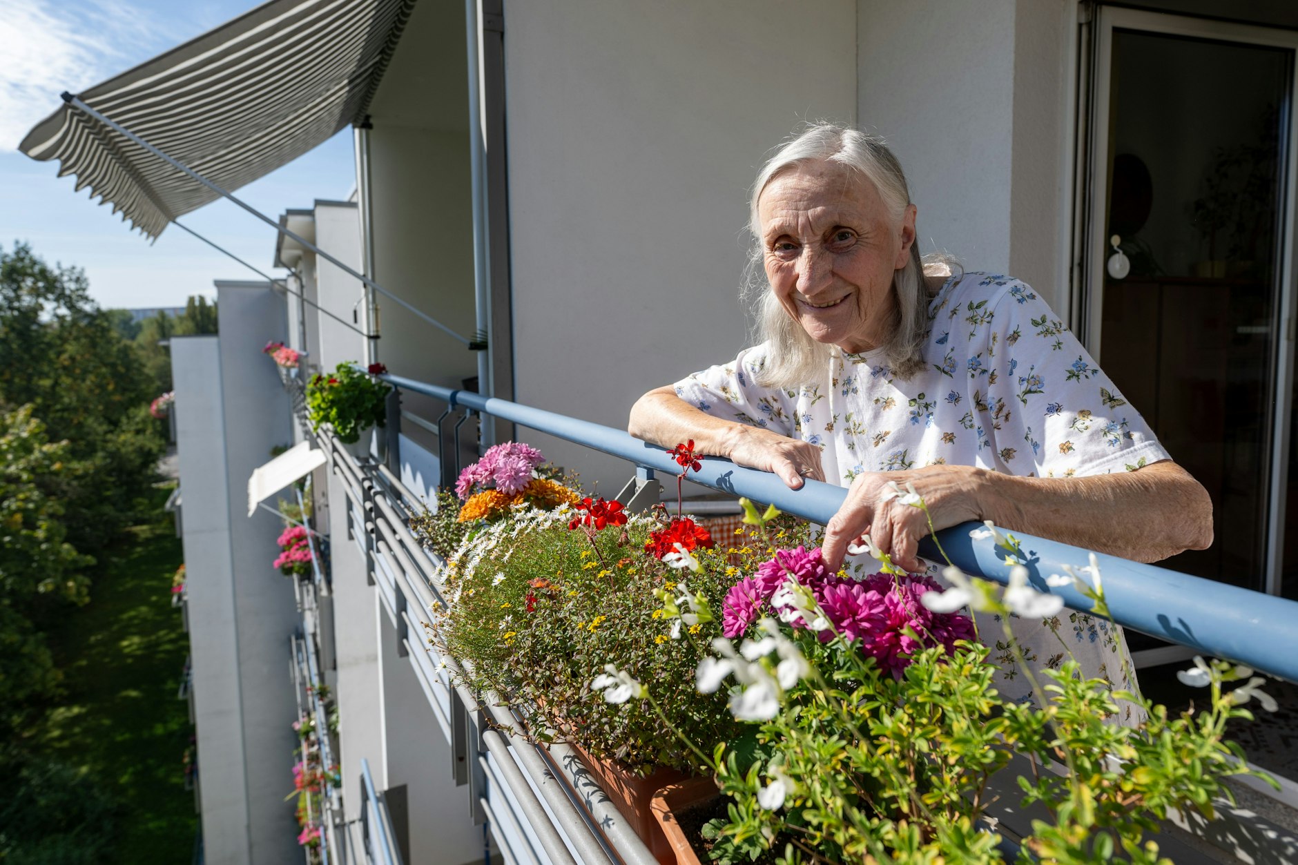 Christine Hartmann steht auf dem Balkon ihrer Plattenbauwohnung im Heckert-Gebiet in Chemnitz. Seit fast 50 Jahren lebt sie mit ihrer Familie in der Wohnung und pflegt von Anbeginn die Hausgemeinschaft in der „Platte“.