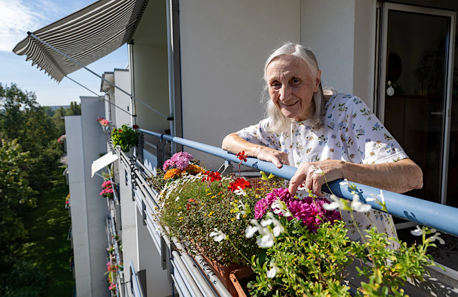 Christine Hartmann steht auf dem Balkon ihrer Plattenbauwohnung im Heckert-Gebiet in Chemnitz. Seit fast 50 Jahren lebt sie mit ihrer Familie in der Wohnung und pflegt von Anbeginn die Hausgemeinschaft in der „Platte“.