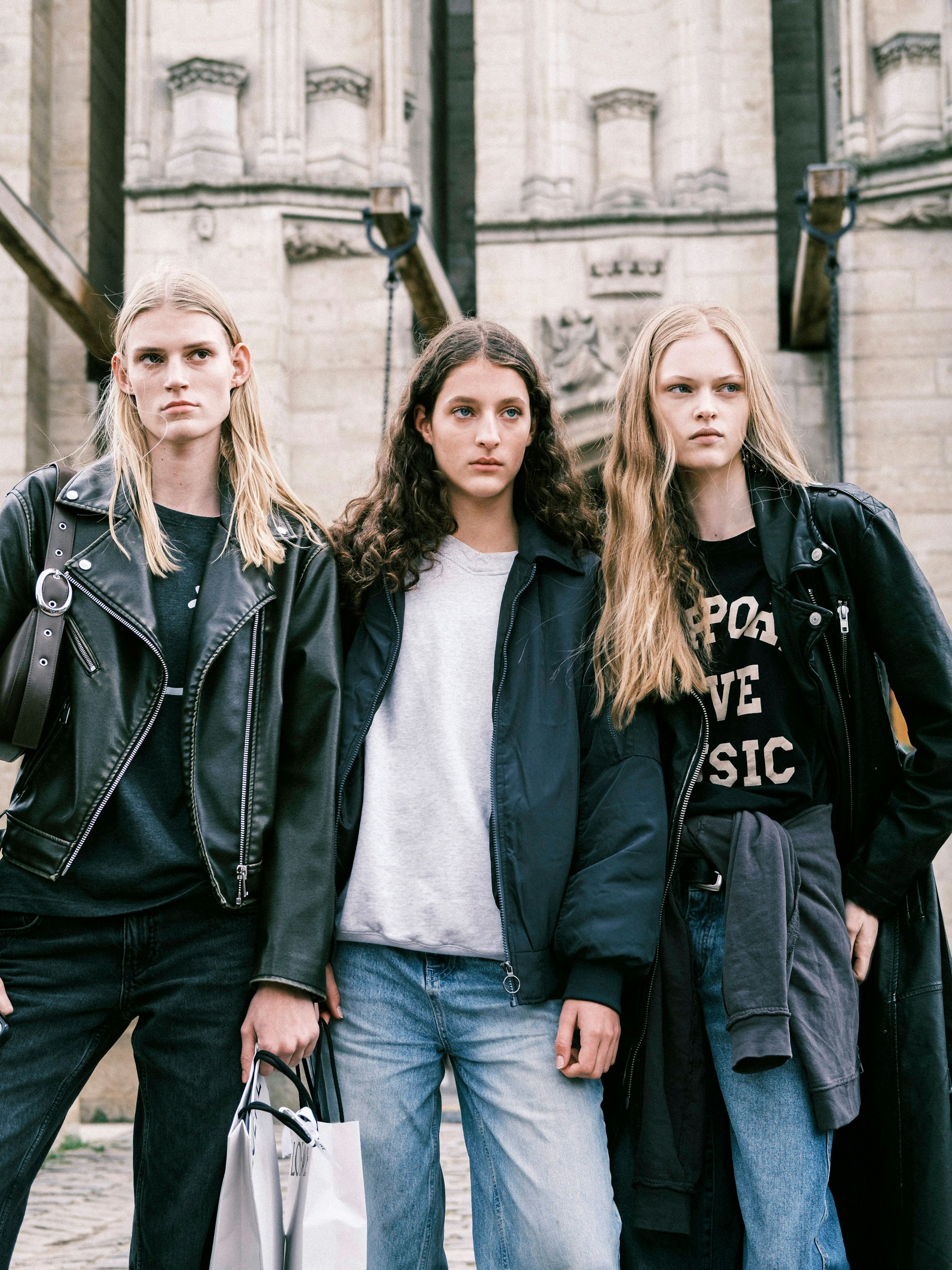 Die Parisienne mal drei, fotografiert am Rande der Loewe-Show. Merke: lässige Jeans, lockeres Top, schmale (!) Bikerjacke.