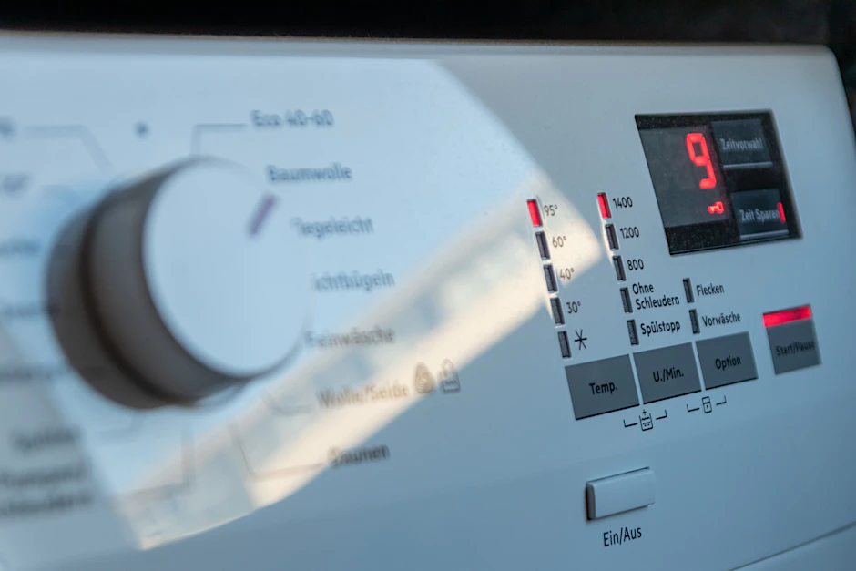 Normal verschmutzte Wäsche lässt sich auch mit geringen Temperaturen von 30 Grad reinigen – damit sinken die Stromkosten.