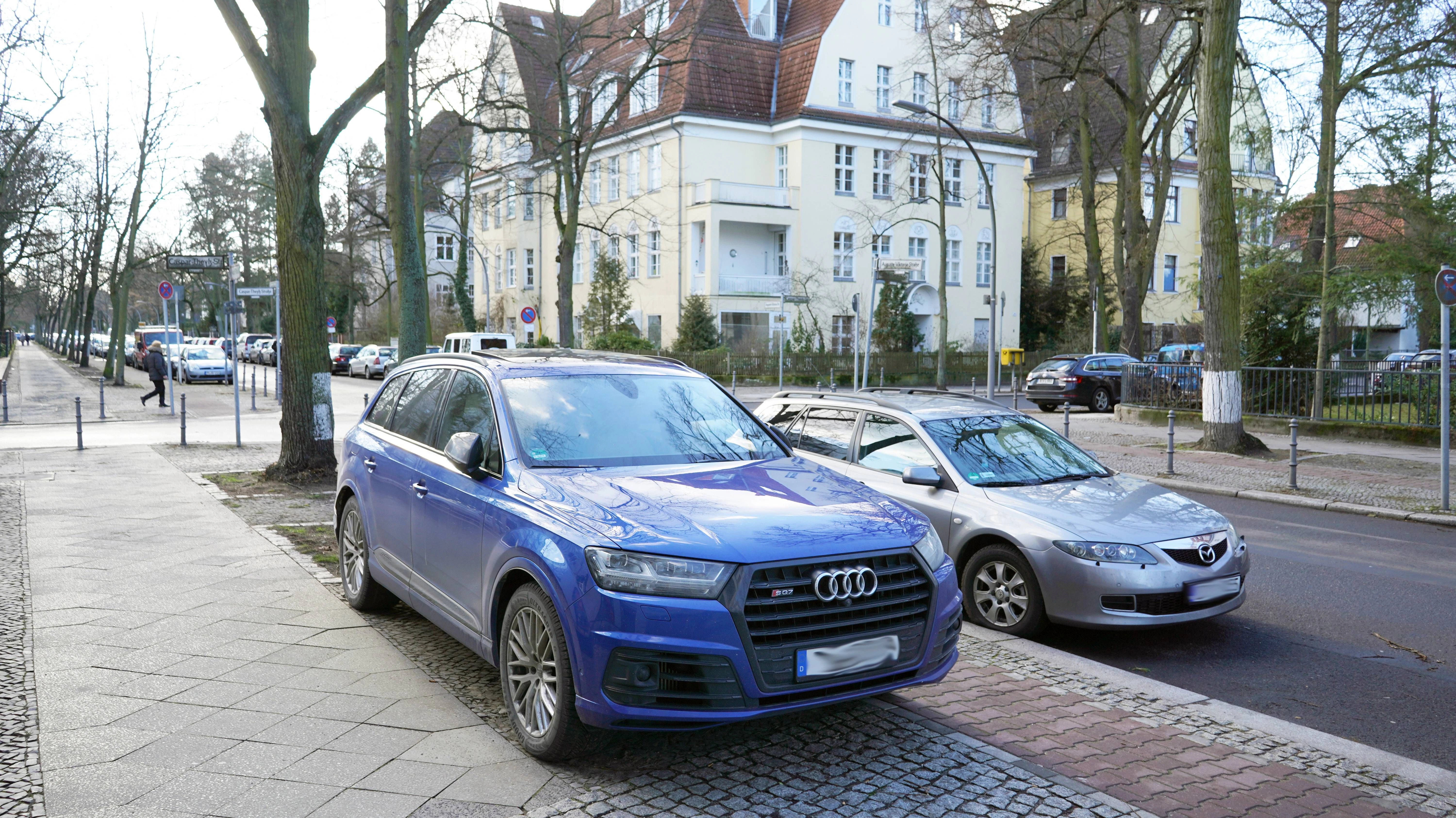 Ein typisches Bild in Berlin. Dicke SUVs parken mitten auf dem Gehweg. 