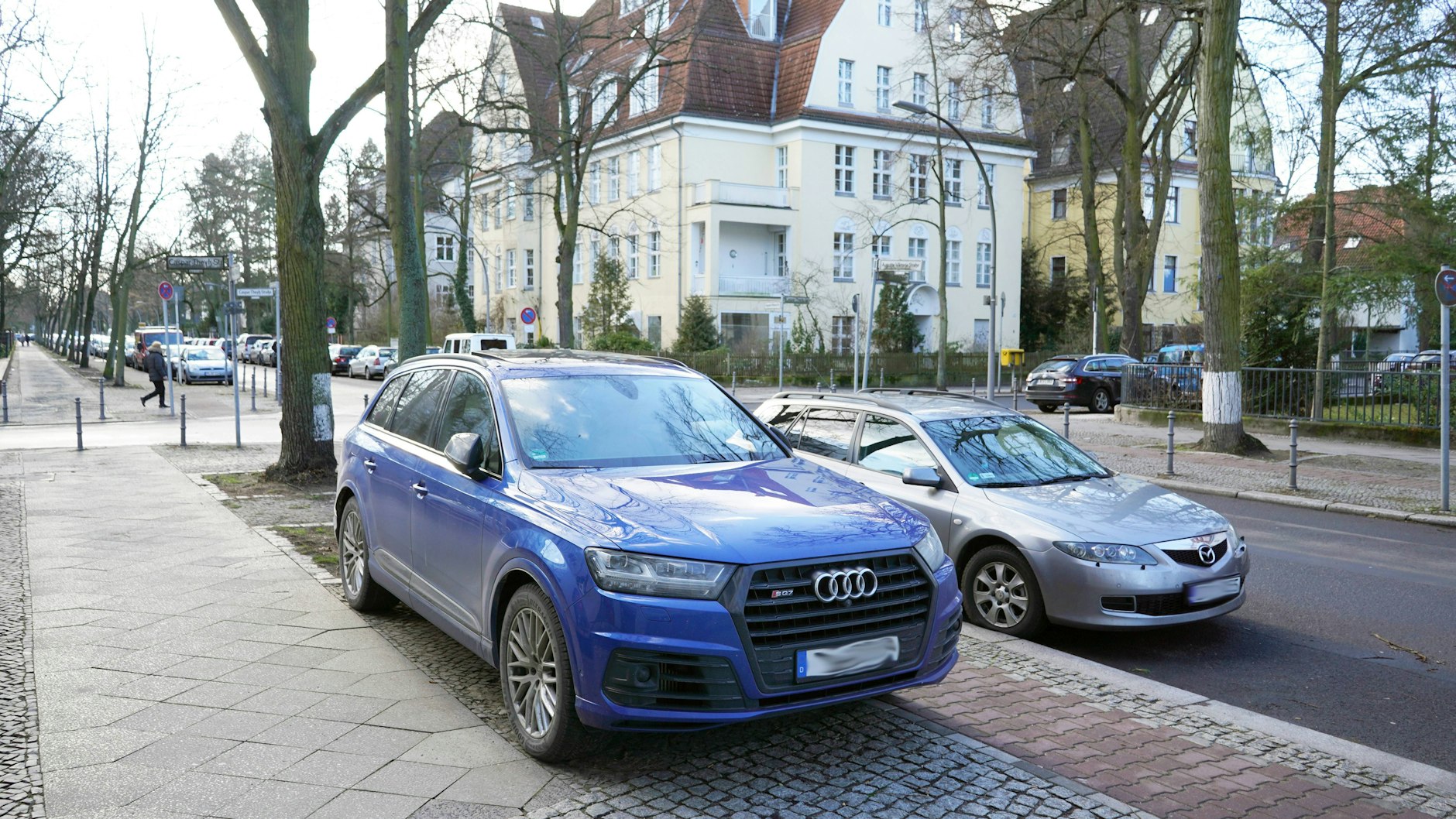 Ein typisches Bild in Berlin. Dicke SUVs parken mitten auf dem Gehweg. 