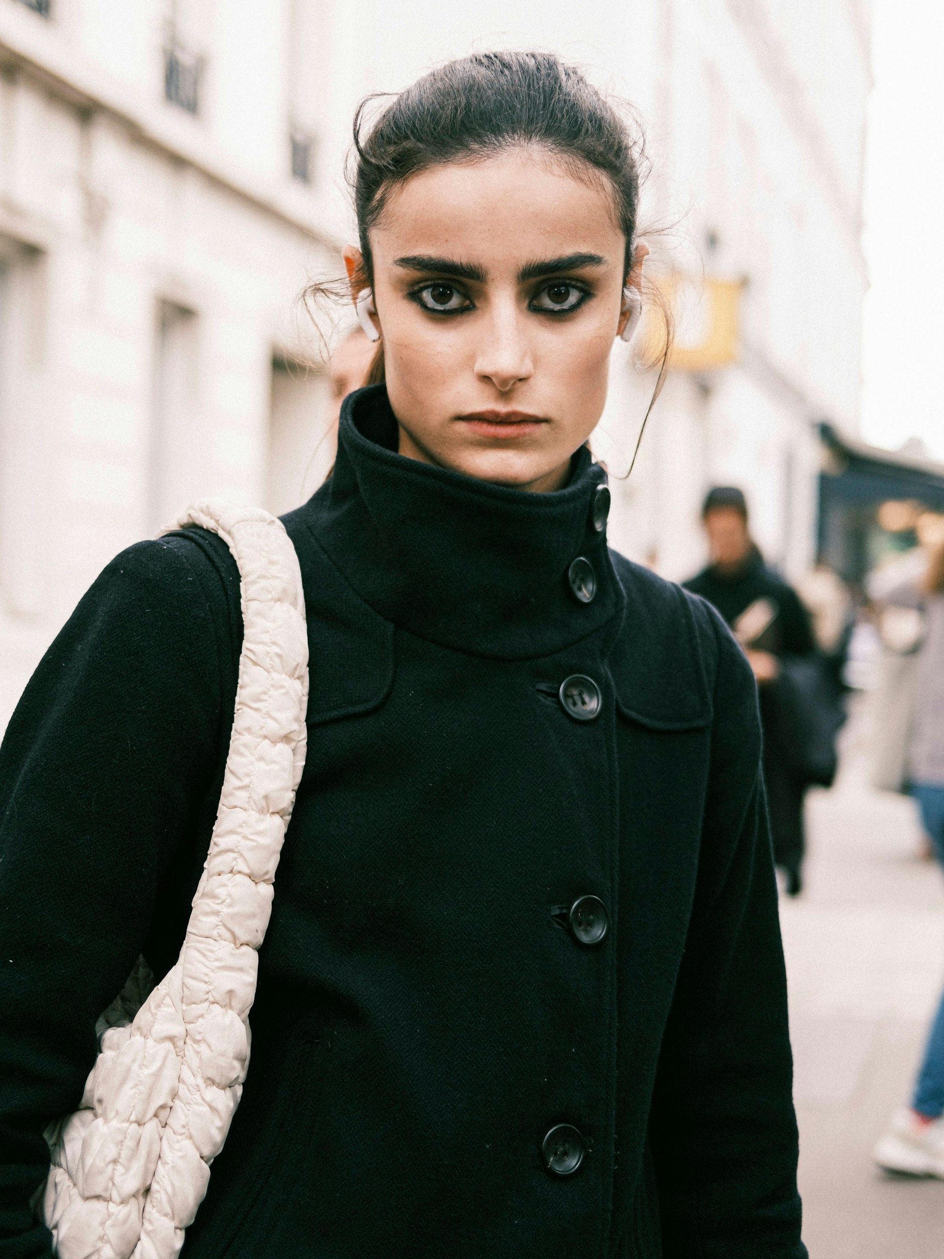 Viel Schminke braucht die Parisienne nicht, schwarzer Kajal und Wimperntusche haben jedoch eine lange Tradition. Stichwort: Bohème und durchzechte Nächte. Diesen Lifestyle will man nicht kaschieren, sondern unterstreichen!