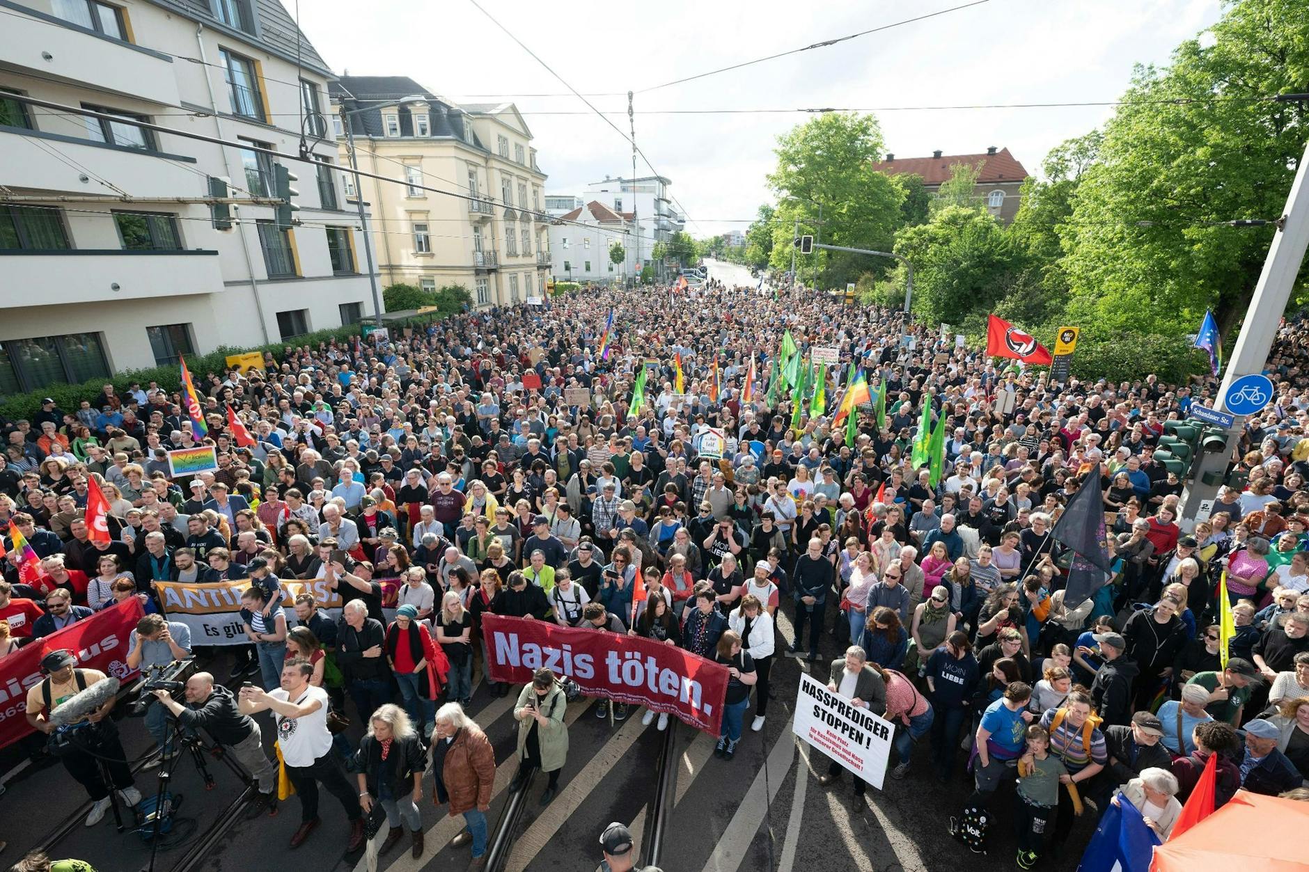 Teilnehmer einer Demo gegen rechts in Dresden