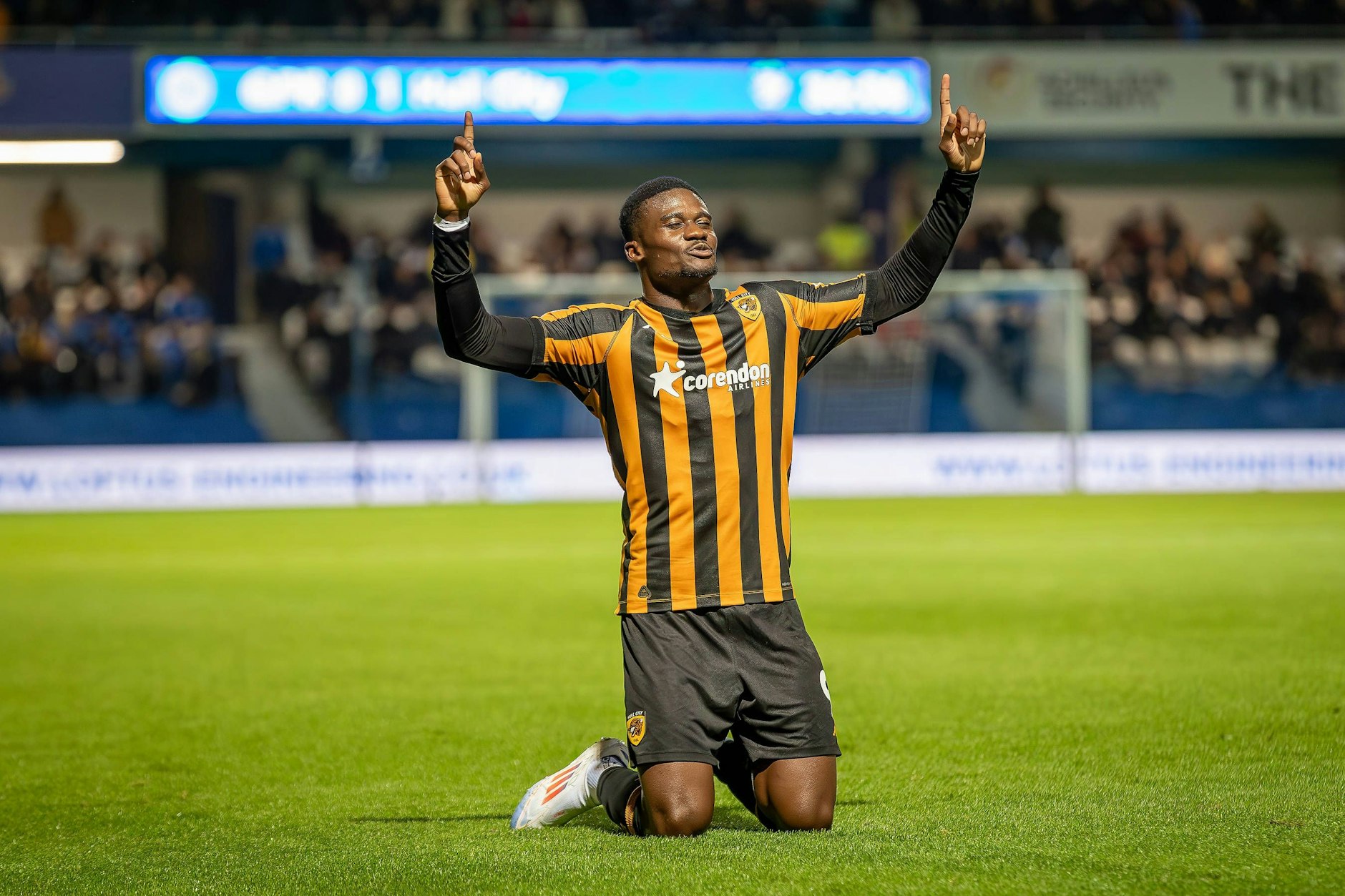 Chris Bedia in Jubelpose: Der Leih-Stürmer des 1. FC Union Berlin schwimmt mit Hull City in England aktuell auf der Erfolgswelle.