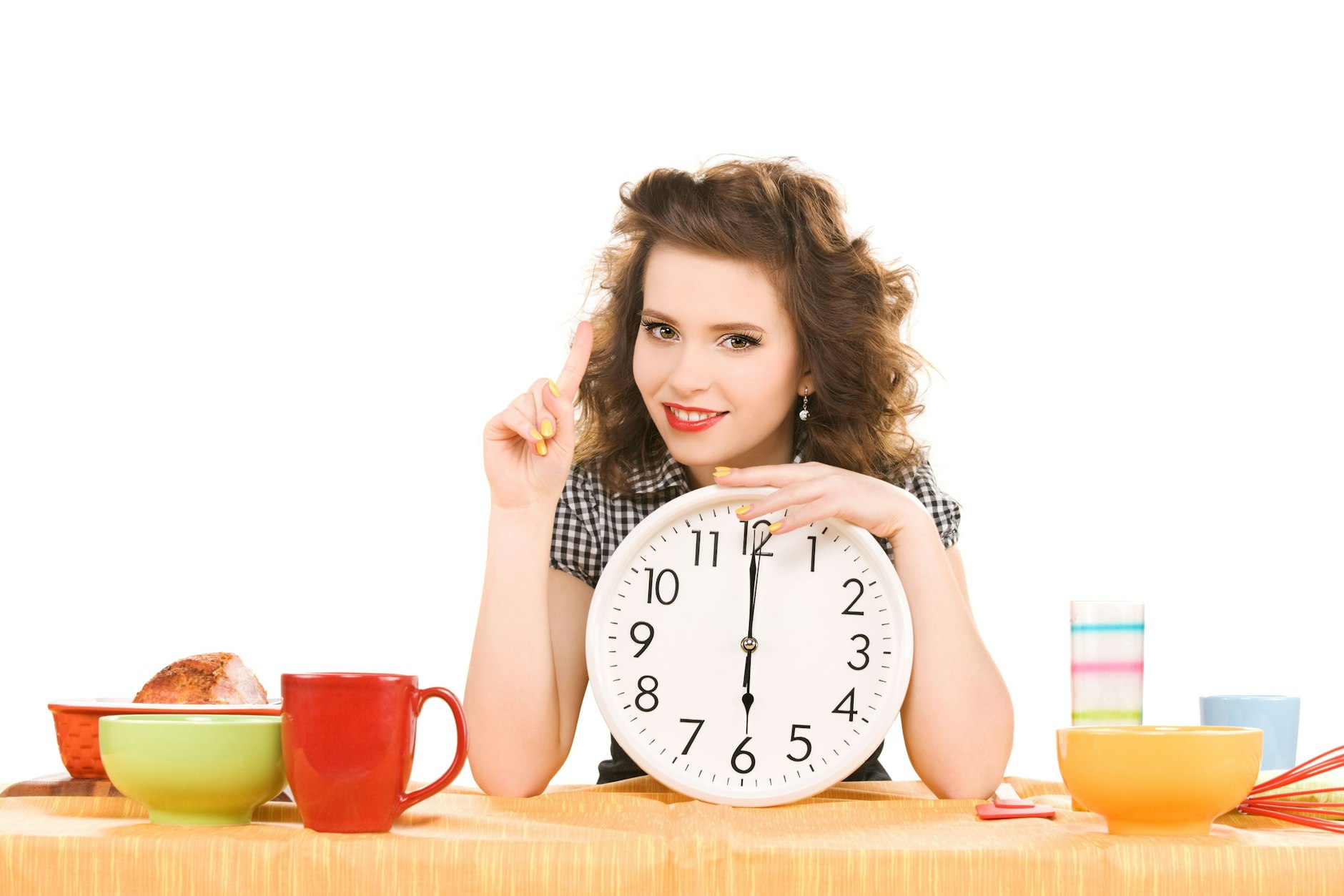 Wer sich beim Abendessen an feste Essenszeiten hält, tut etwas gegen lästige Fettpölsterchen und fördert guten Schlaf.