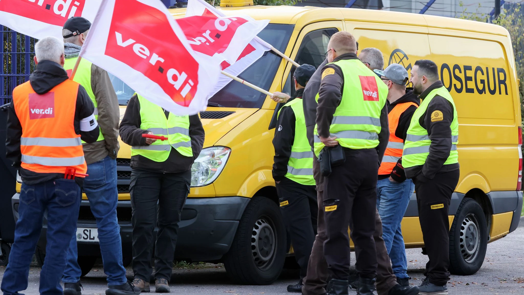 Die Geldtransportunternehmen streiken. Da kann vor dem verlängerten Wochenende das Bargeld in den Banken knapp werden.