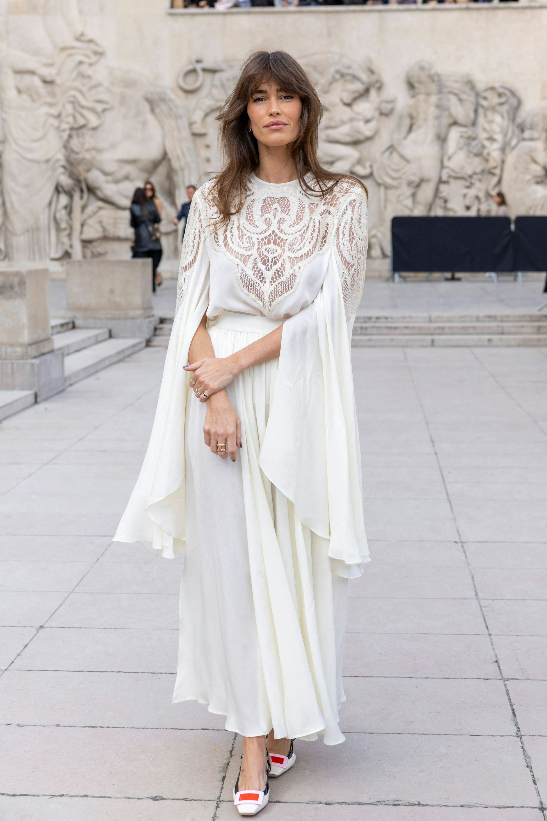 Frankreich ist stolz auf sein „Savoir-faire“, die Meisterschaft in der textilen Handwerkskunst. Dazu gehört auch die kostbare Spitze aus den Ateliers des Landes. Alison Tobi in einem Kleid mit Spitze von Elie Saab.