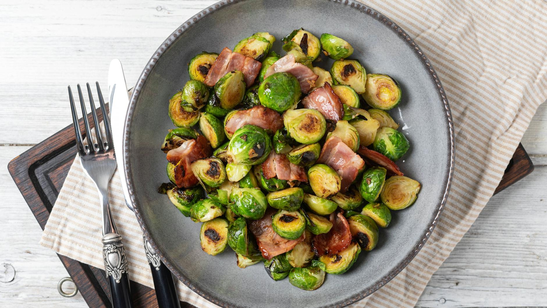 Leckere Rosenkohl-Pfanne mit Schinken: Dieses leckere Gericht passt perfekt zum Abendbrot - und das Rezept ist sehr einfach.