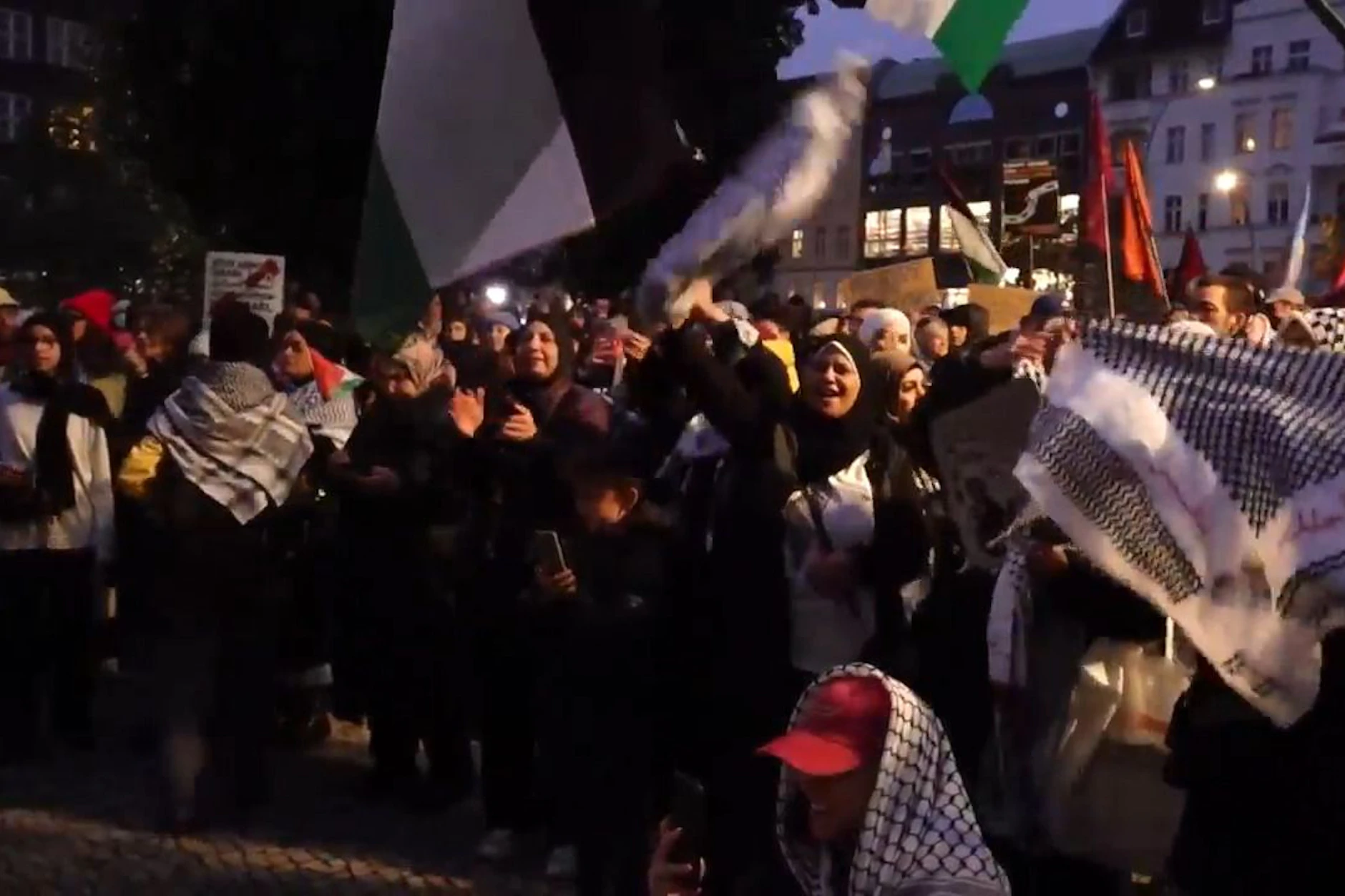 Propalästinensische Demonstranten am Dienstagabend am Leopoldplatz in Wedding. Der Raketenangriff des Iran wird bejubelt.