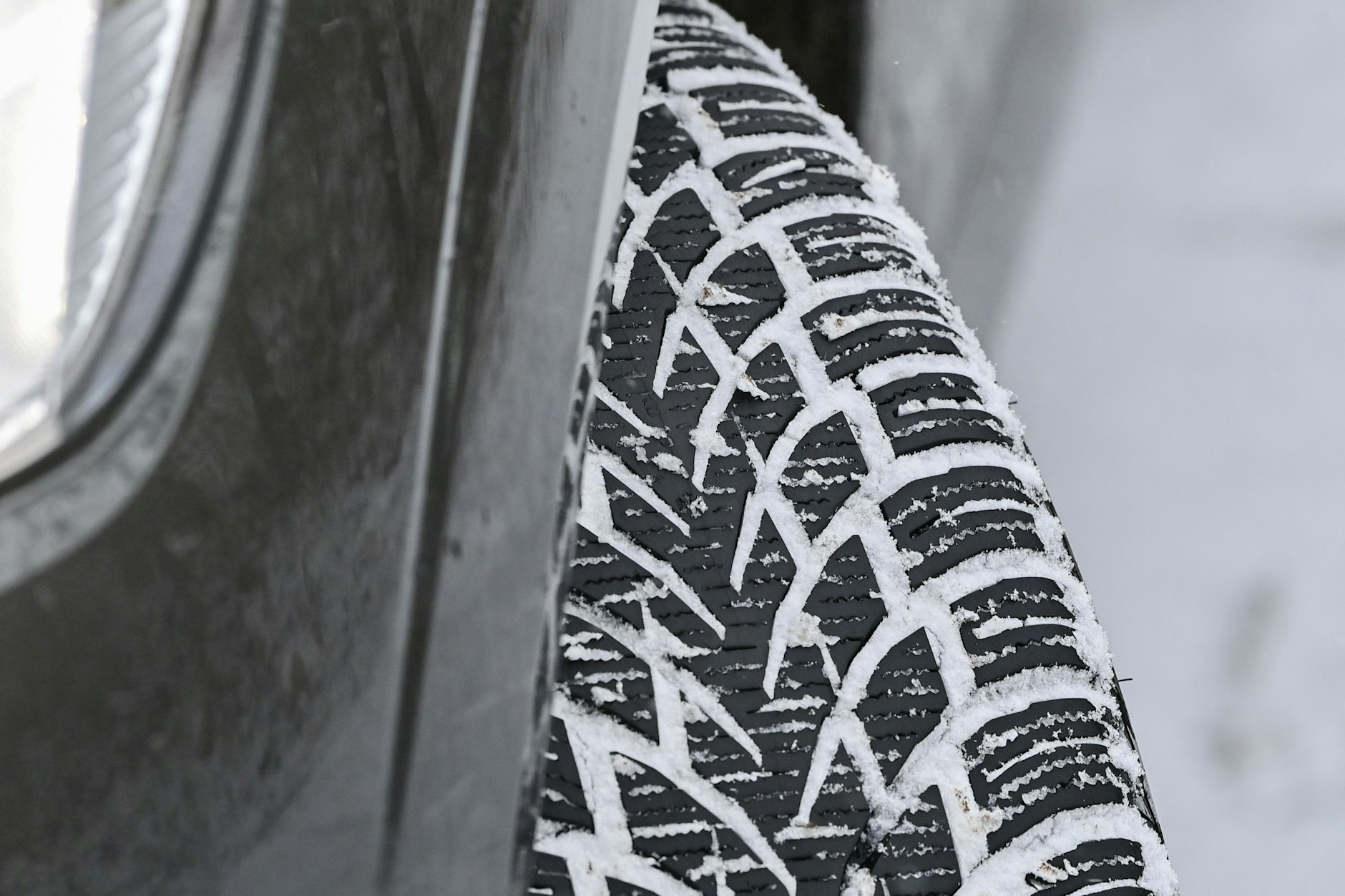 Das Profil eines Winterreifens sollte mindestens vier Millimeter betragen.