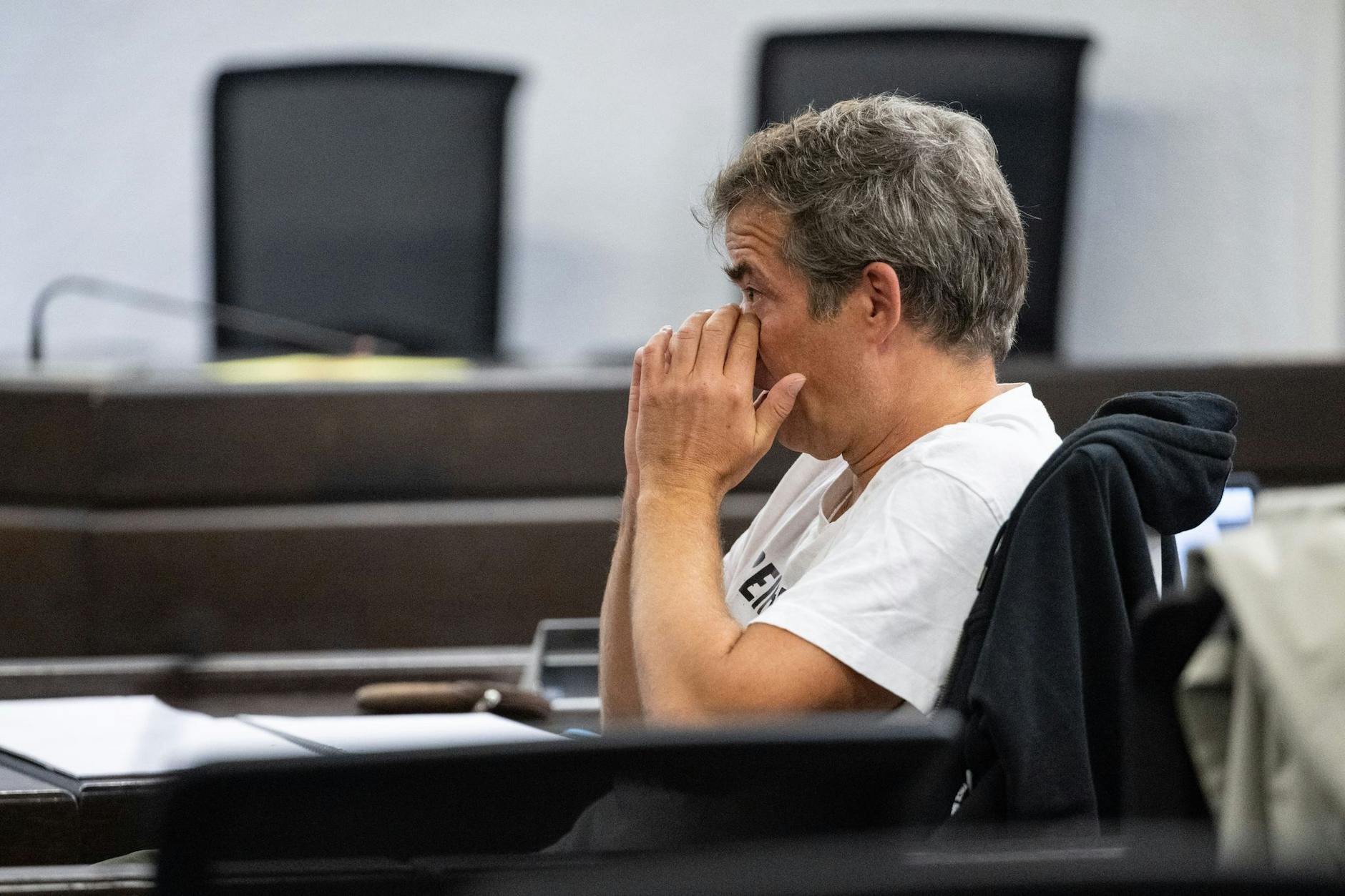 Der „Querdenken“-Initiator Michael Ballweg sitzt in einem Saal des Landgerichts Stuttgart.