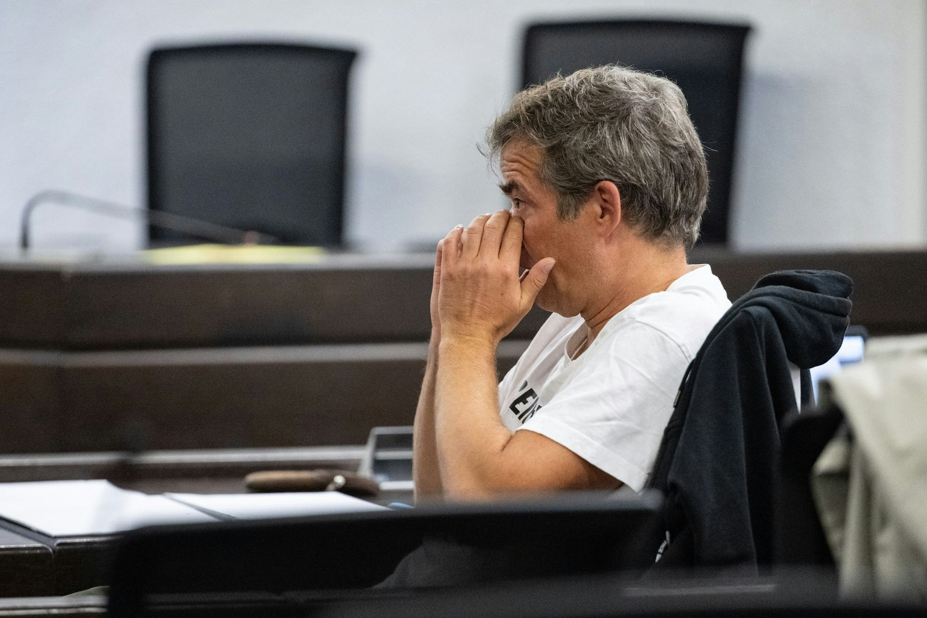 Der „Querdenken“-Initiator Michael Ballweg sitzt in einem Saal des Landgerichts Stuttgart.